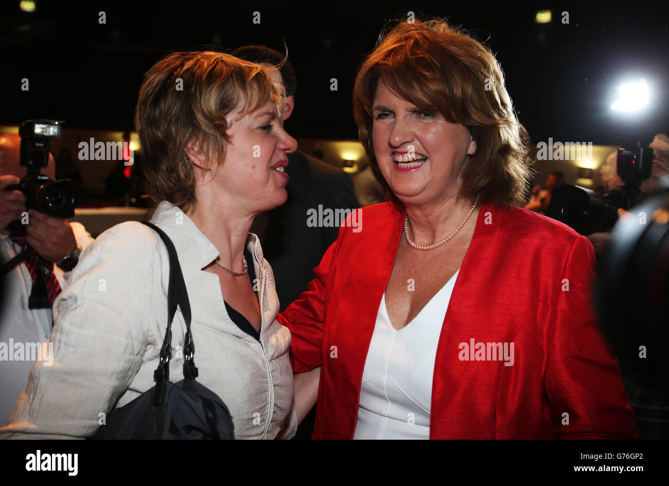 Joan Burton (a destra), leader del partito laburista irlandese recentemente eletto, si congratula con il senatore Ivana Bacik alla Mansion House di Dublino dopo il conteggio per le elezioni di leadership. Foto Stock