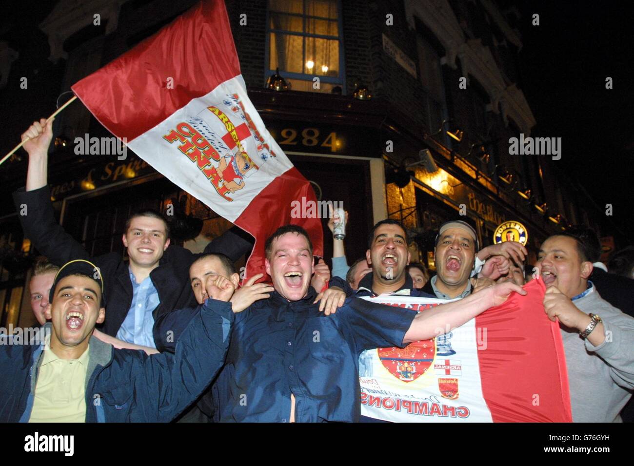 I tifosi dell'Arsenal celebrano i loro team fa Cup e premiership raddoppiando questa sera a Londra, mercoledì 8 maggio 2002, dopo la vittoria dei loro schieramenti contro Manchester United nella premiership a Old Trafford. Foto Stock