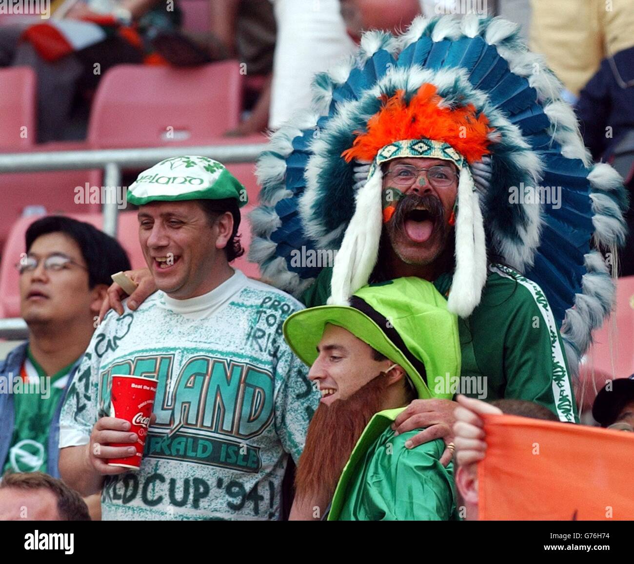 I fan della Repubblica d'Irlanda che indossano abiti eleganti durante il primo round, la partita del Gruppo e della Coppa del mondo tra Repubblica d'Irlanda e Camerun a Niigata, Big Swan Stadium. Foto Stock