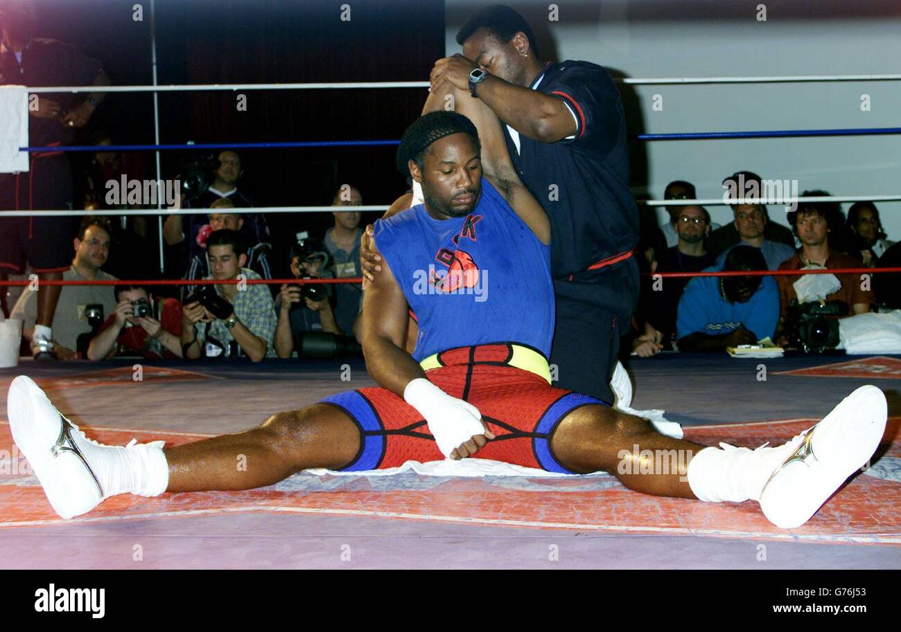 Il campione mondiale di pesi massimi Lennox Lewis si allena durante un allenamento pubblico, al Sam's Town Casino di Tunica, Memphis, prima della sua lotta con Mike Tyson. Foto Stock