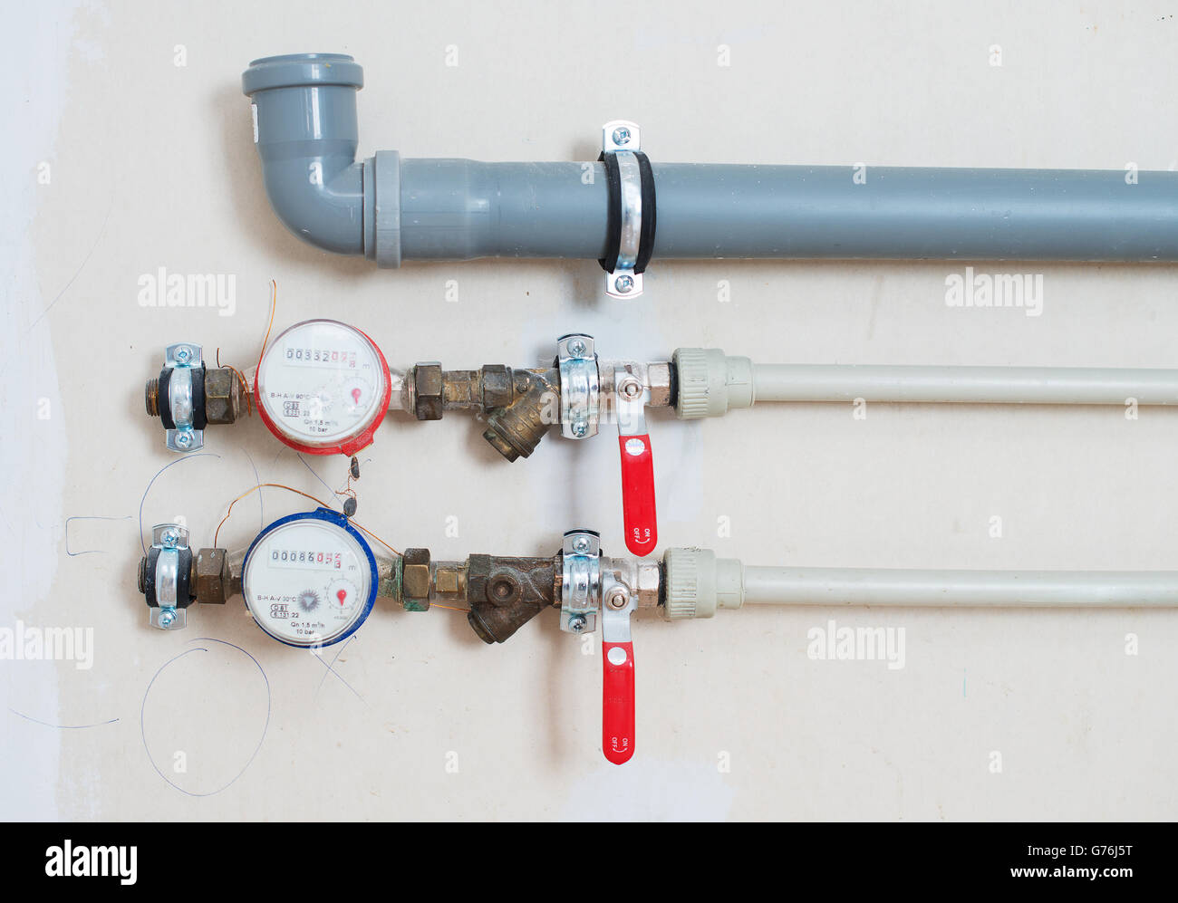 Contatori per acqua installata sul tubo e pronti per il collegamento. Foto Stock