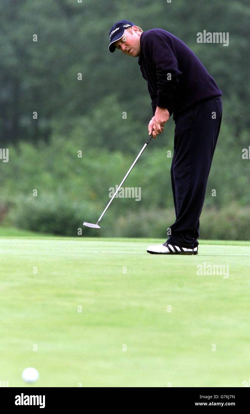 Australian Jarrod Moseley, putt sulla 18 buche durante l'English Open alla Foresta di Arden, Warwickshire. Foto Stock