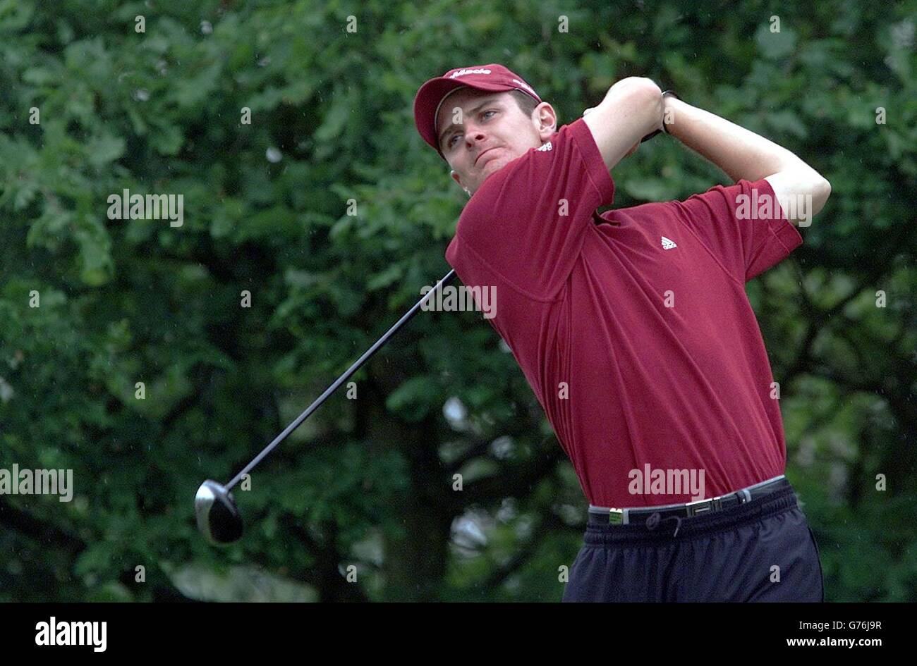 Justin Rose tee off l'ottavo, durante il suo secondo turno all'inglese Open alla Foresta di Arden, Warwickshire. Foto Stock