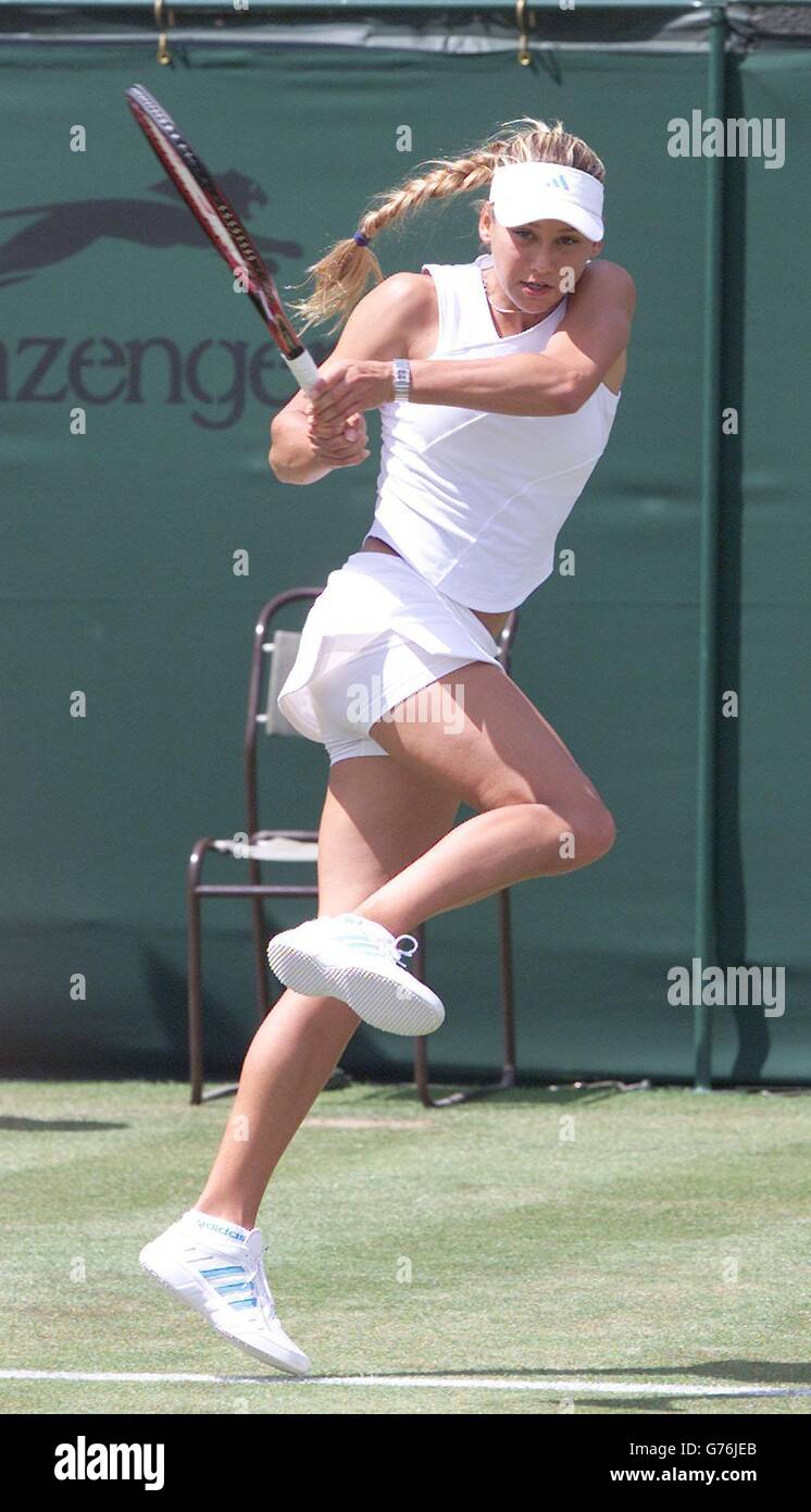 , NESSUN USO COMMERCIALE. Il tennista russo Anna Kournikova in azione contro il compagno russo Tatiana Panova sulla Corte 2 a Wimbledon il primo giorno dei Campionati. Foto Stock