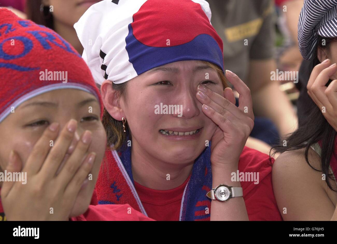 I fan sudcoreani al Fountain Pub di New Malden, Surrey, guardano la loro squadra uscire dalla Coppa del mondo nella semifinale contro la Germania in Giappone. Foto Stock