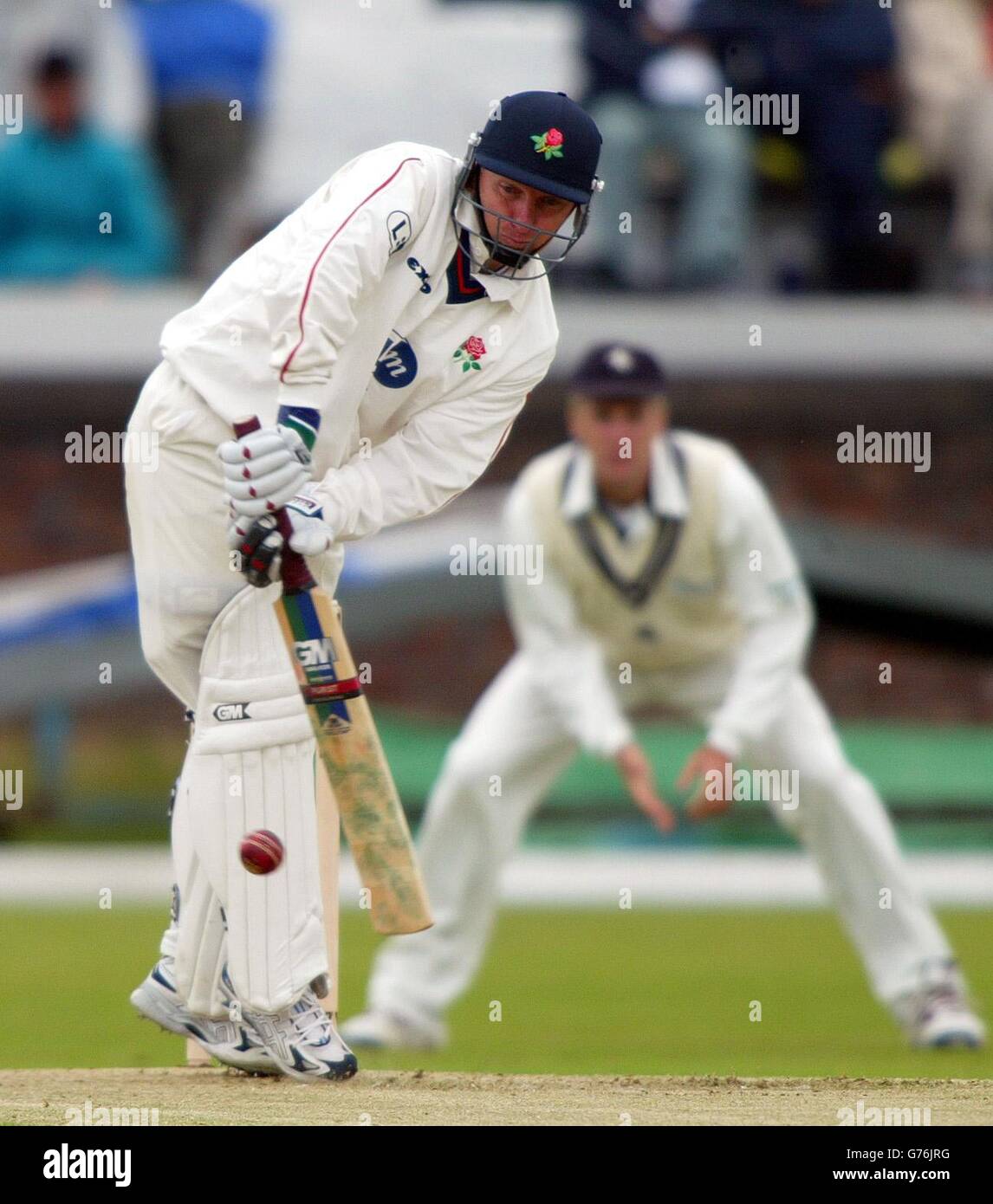 Il battsman Lancashire Neil Fairfratello gioca un tiro fuori da una palla dal bowler di Kent Amjad Khan nella partita del campionato della contea di Frizzel al randello di cricket di Liverpool. Foto Stock