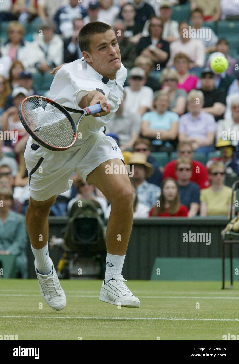 PER , NESSUN USO COMMERCIALE. Mikhail Youzhny dalla Russia in azione contro il seme di punta dall'Australia Lleyton Hewitt nel quarto giro su Centre Court. Foto Stock