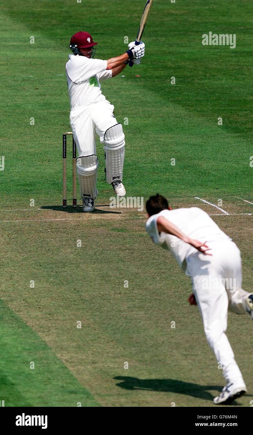 Il battsman Somerset Matthew Wood spedirà una consegna dal Robin Martin-Jenkins di Sussex al confine durante le sue annate del 31 durante la partita del Frizzell County Championship al County Ground, Taunton. Foto Stock