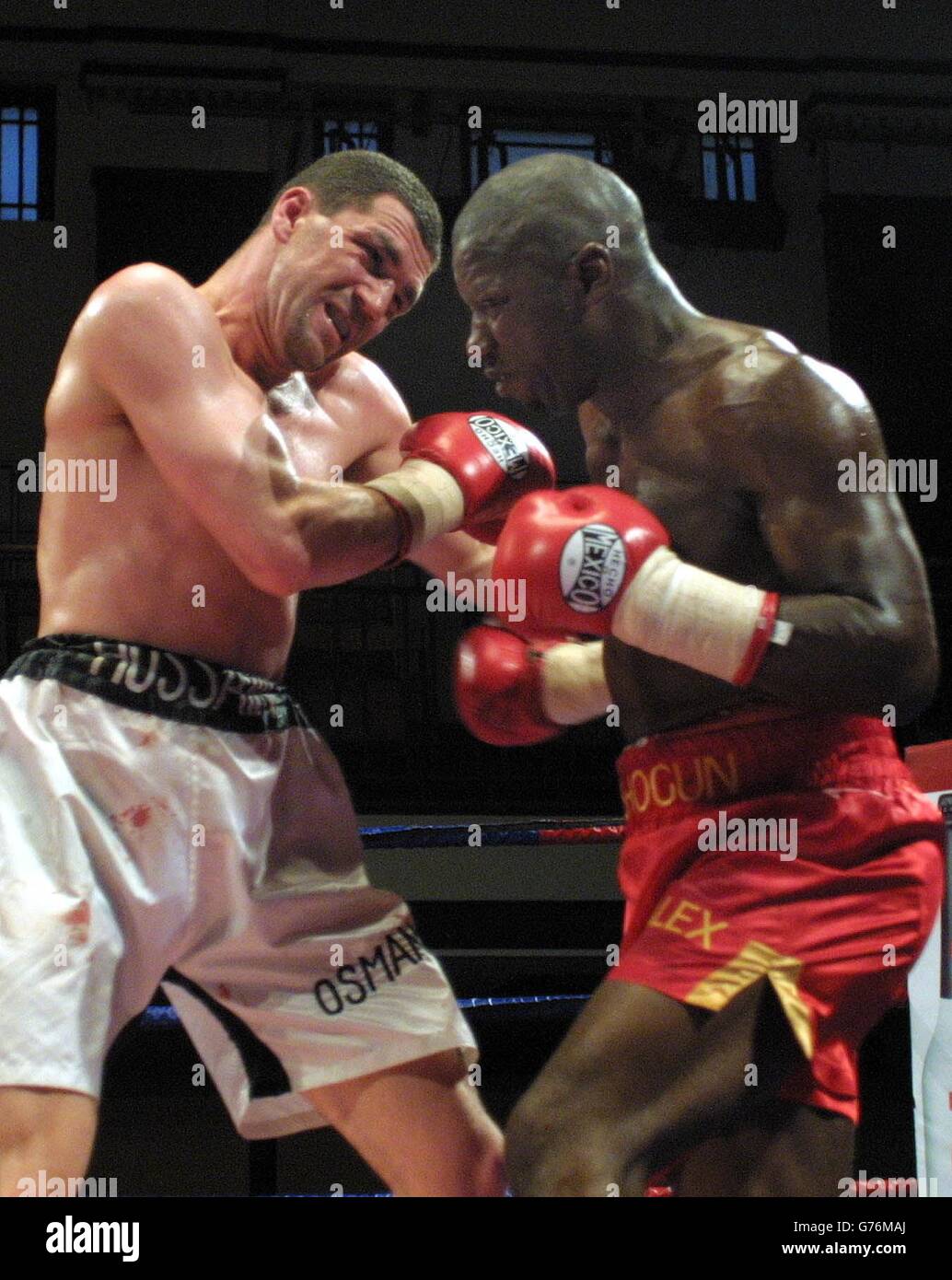 Hussain Osman (shorts bianchi) contro Gary Logan nel WBO Intercontinental Middleweight Championship nella York Hall di Bethnal Green, Londra. Osman ha continuato a vincere la lotta sui punti. Foto Stock