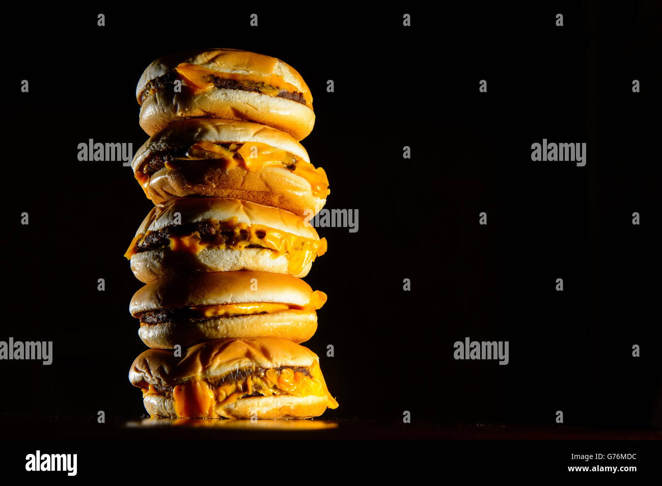 La foto generica di stock mostra una pila di cheeseburgers. PREMERE ASSOCIAZIONE foto. Data immagine: Mercoledì 9 luglio 2014. Il credito fotografico dovrebbe essere: Dominic Lipinski/PA Wire Foto Stock