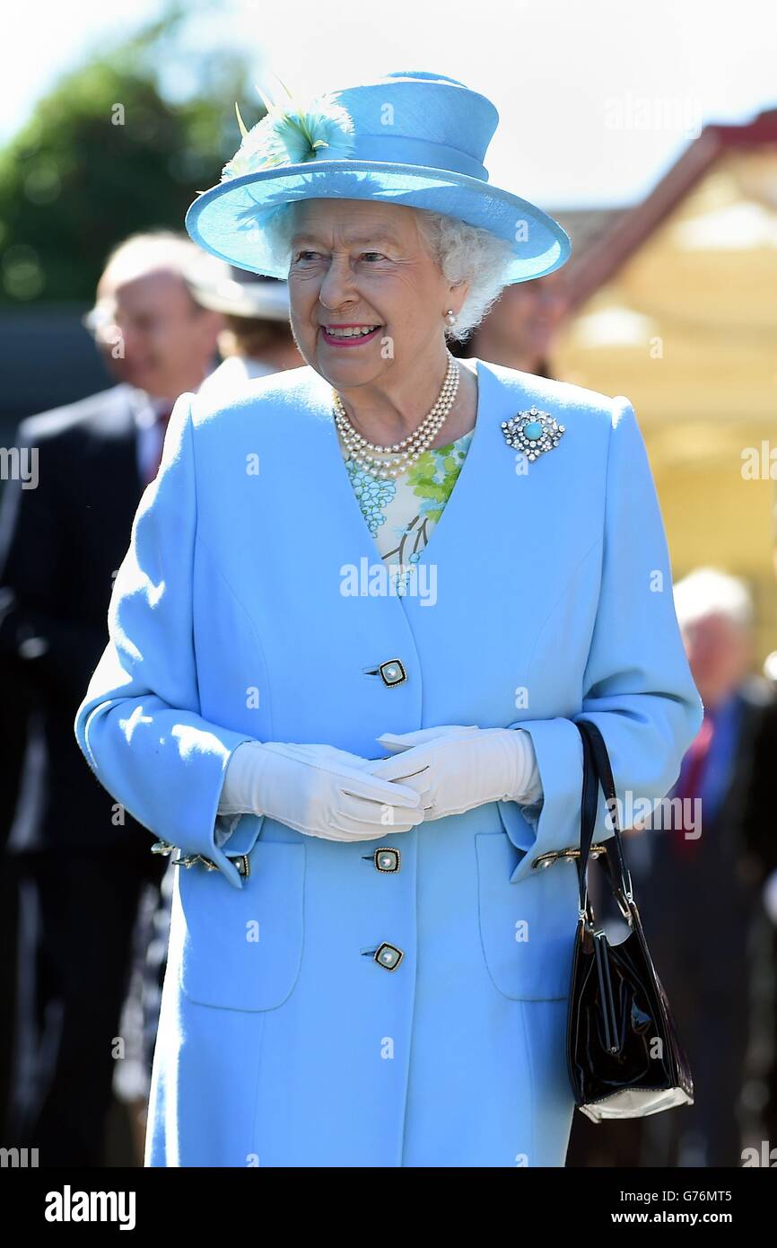 La regina Elisabetta II arriva alla stazione Matlock per una visita ufficiale nel Derbyshire. Foto Stock