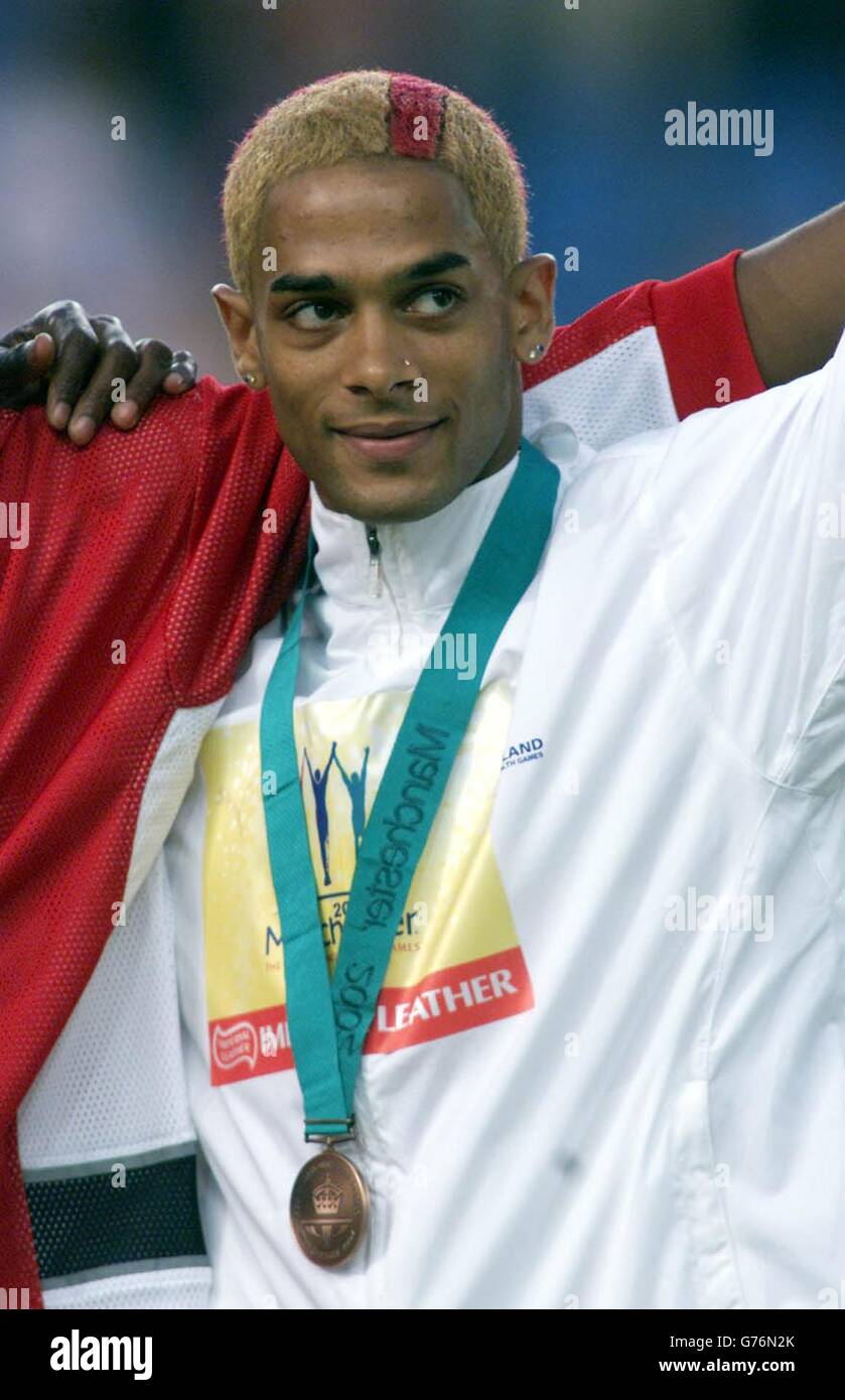 Inglese High Jumper ben Challenger riceve la sua medaglia di bronzo, al Commonwealth Stadium di Manchester. Foto Stock