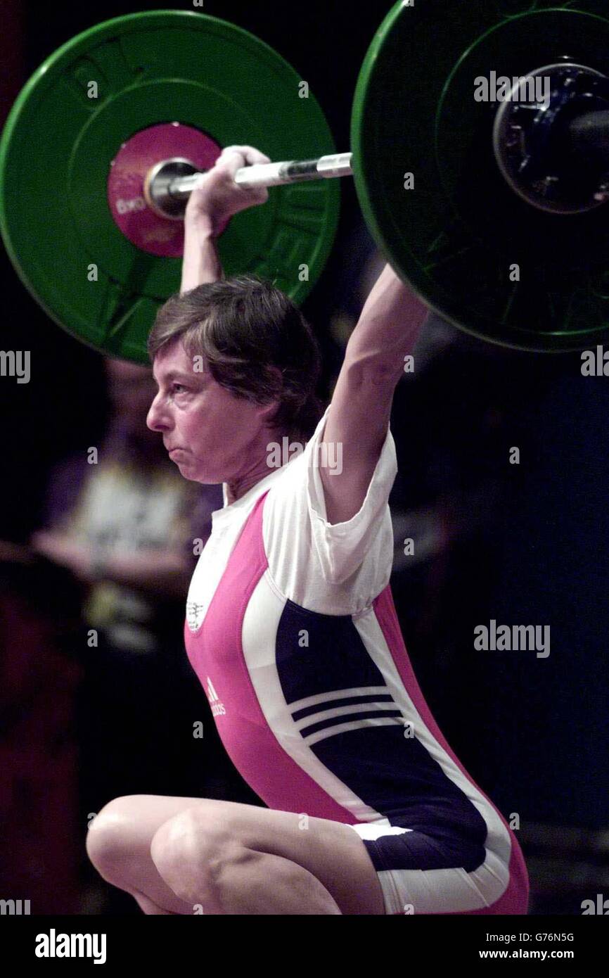 Weightlifter Mary Hancock un 40 anni dal Galles nella divisione Snatch nella classe Womens 48kg al M.I.C.C a Manchester, durante i Giochi del Commonwealth. Foto Stock