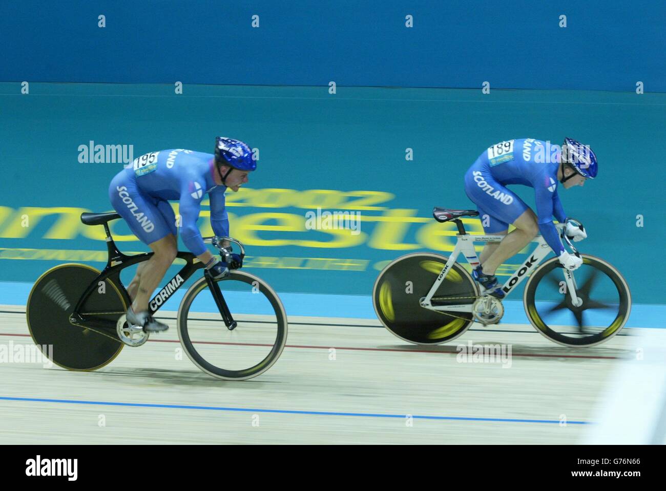 Ross Edgar (a destra) batte Craig Maclean in una partita All Scotish nel 2° round di Today's Men's Sprint Cycling ai Commonwealth Games 2002 di Manchester. Foto Stock