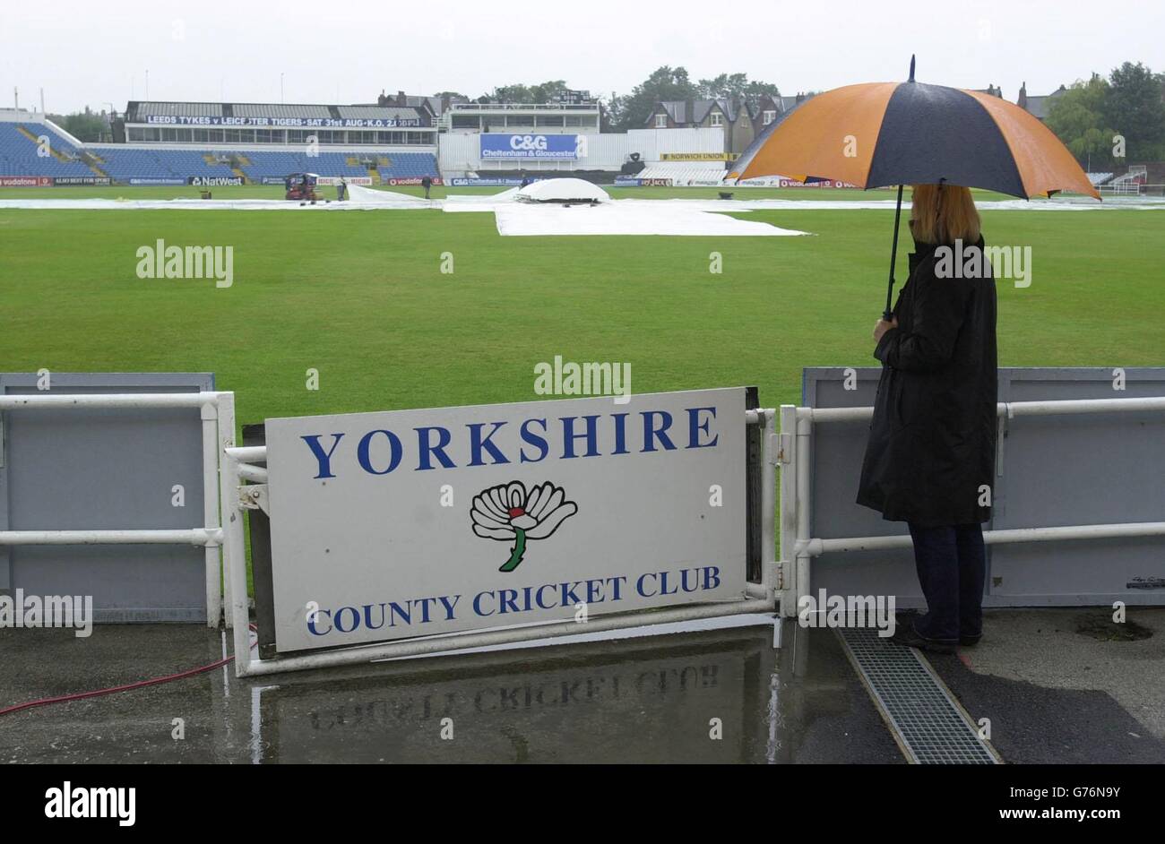 Scena di prima mattina al campo da cricket di Headingley, Leeds come l'Outfield è sodden dopo un downpour notturno minacciando lo Yorkshire contro Surrey Cheltenham e Gloucester Trophy match. Foto Stock