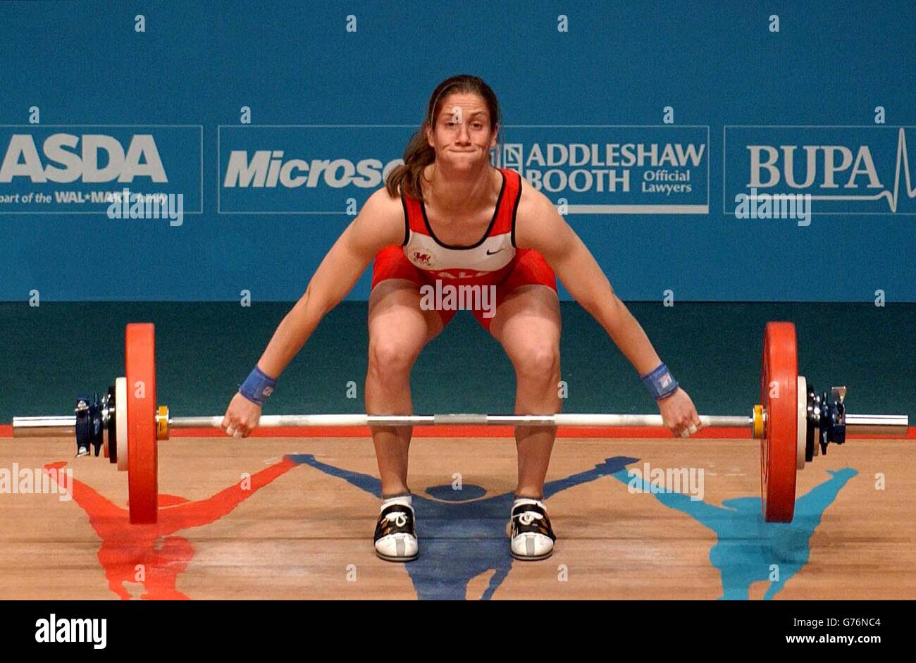Michaela Breeze of Wales si esibisce durante la competizione femminile di sollevamento pesi da 58 kg ai Commonwealth Games di Manchester. Foto Stock