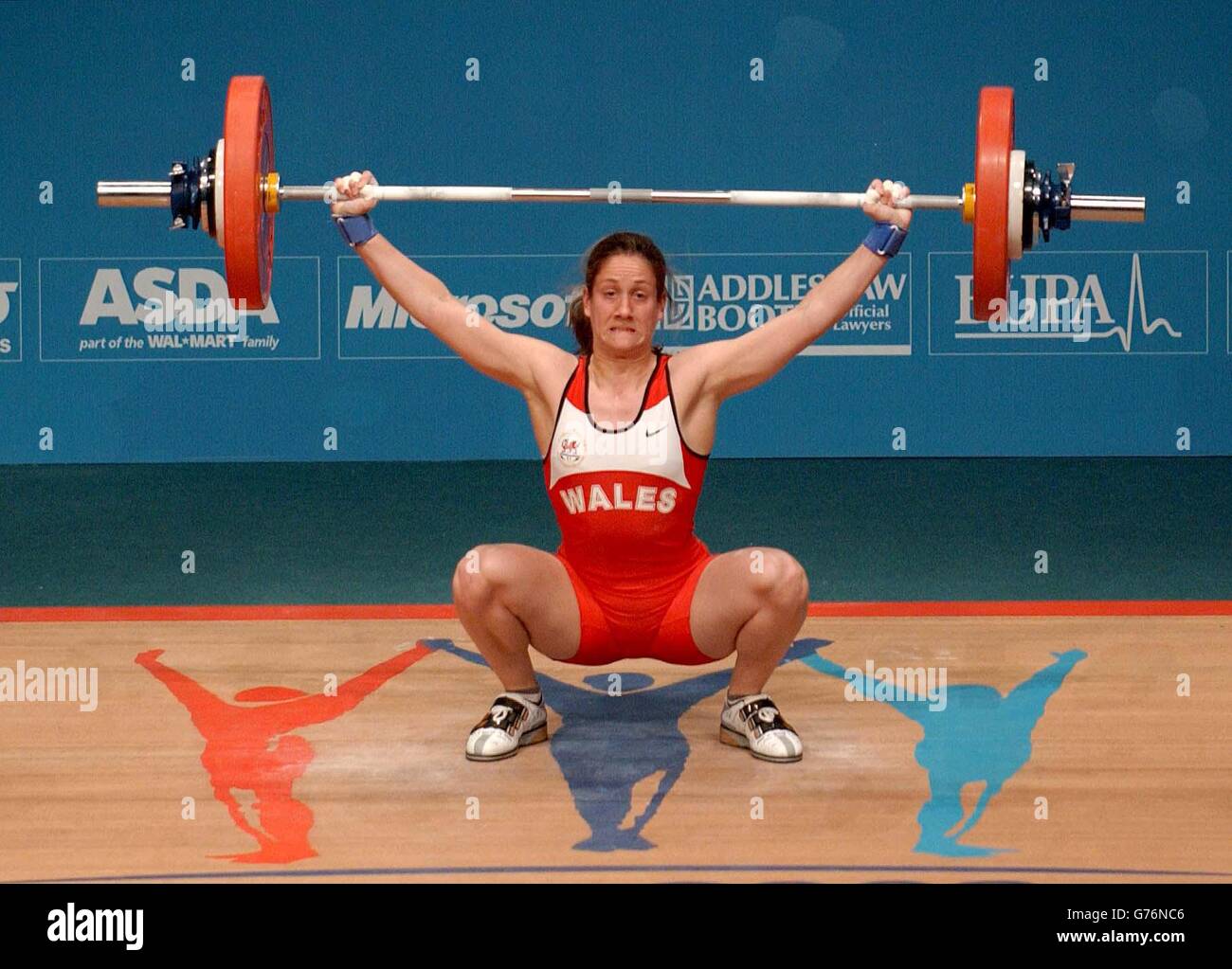 Michaela Breeze of Wales si esibisce durante la competizione femminile di sollevamento pesi da 58 kg ai Commonwealth Games di Manchester. Foto Stock