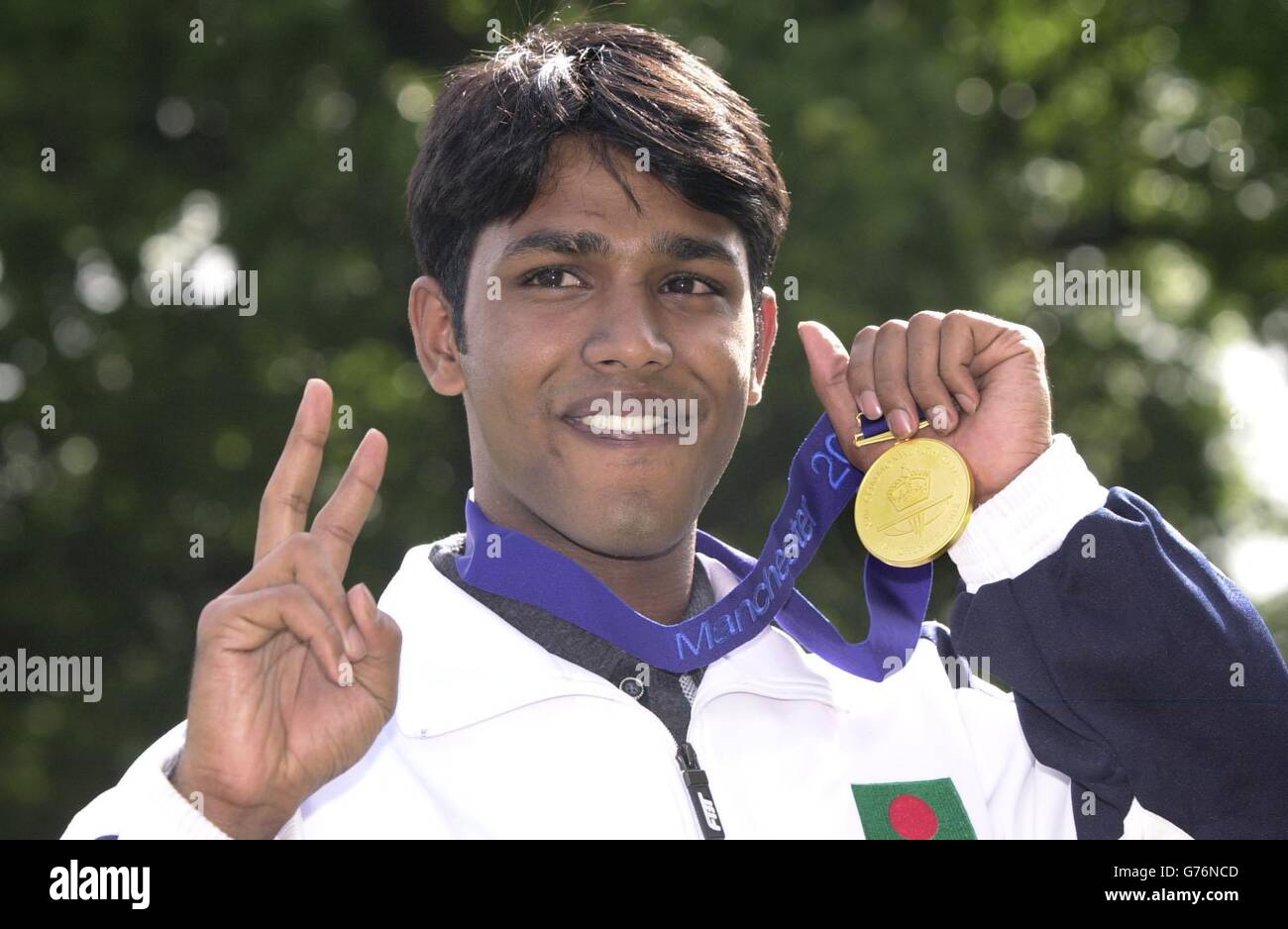 Medaglia d'oro nei singoli Air Rifle da 10 m degli uomini con il primo oro per il Bangladesh, Asif Khan di 15 anni dopo la cerimonia della medaglia al concorso di tiro del Commonwealth Games, National Shooting Center Bisley. Foto Stock