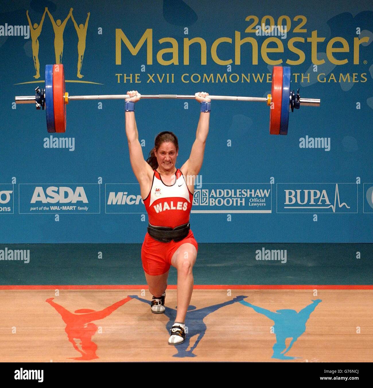 Michaela Breeze si esibisce in un "clean and jerk" sulla strada per un oro e due argenti durante la competizione femminile di sollevamento pesi da 58 kg ai Commonwealth Games di Manchester. Foto Stock