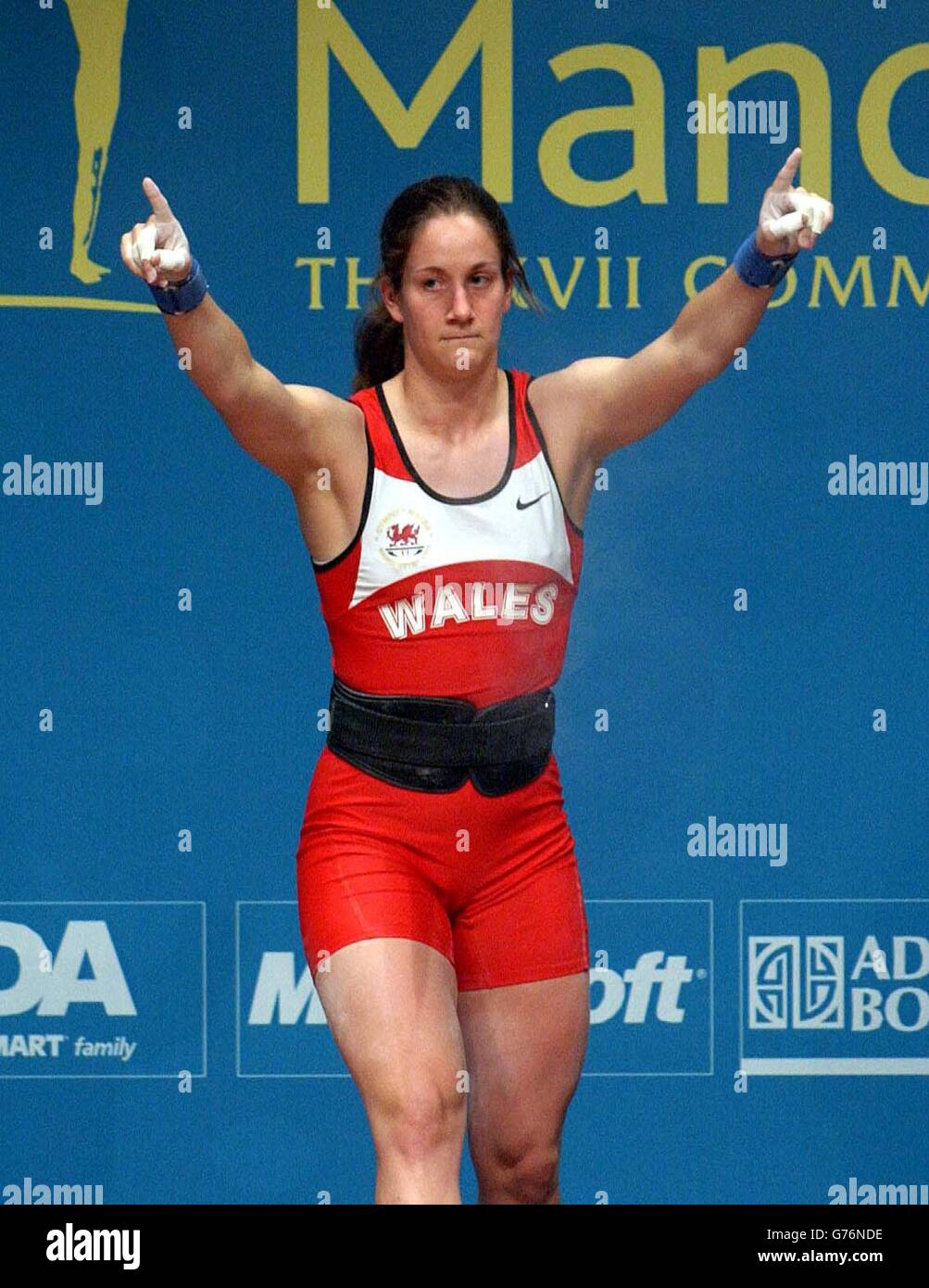 Michaela Breeze of Wales rivendica un oro e due argenti, durante la competizione femminile di sollevamento pesi da 58 kg ai Commonwealth Games di Manchester. Foto Stock