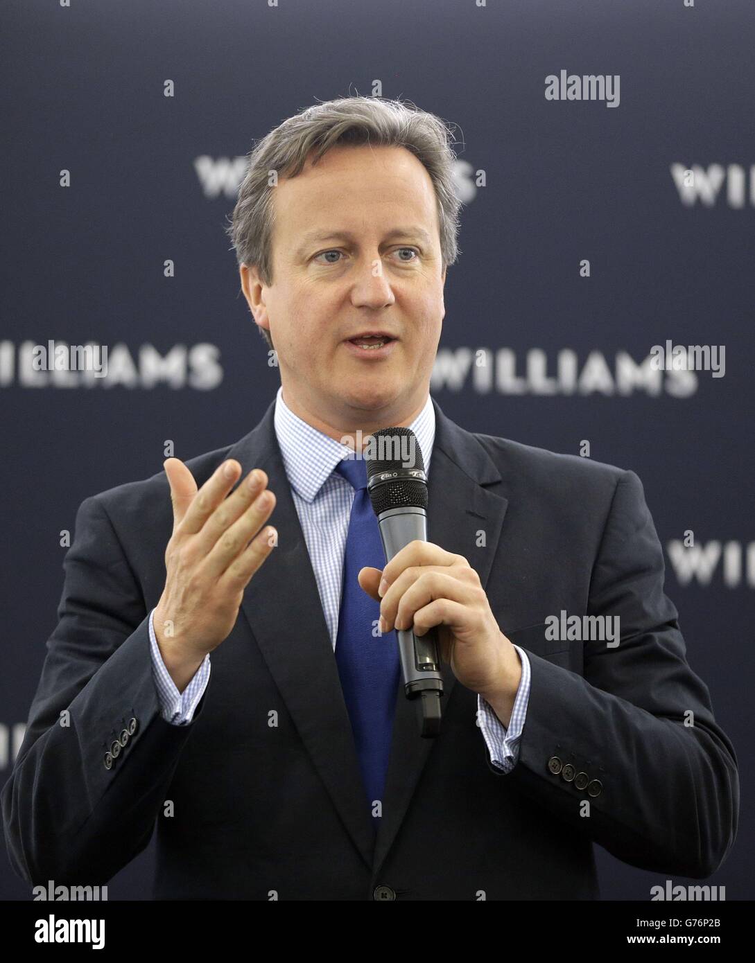 Il primo ministro David Cameron parla durante una visita alla Williams F1 mentre ha svelato il suo nuovo impianto di ingegneria avanzata a Grove, Oxfordshire. Foto Stock