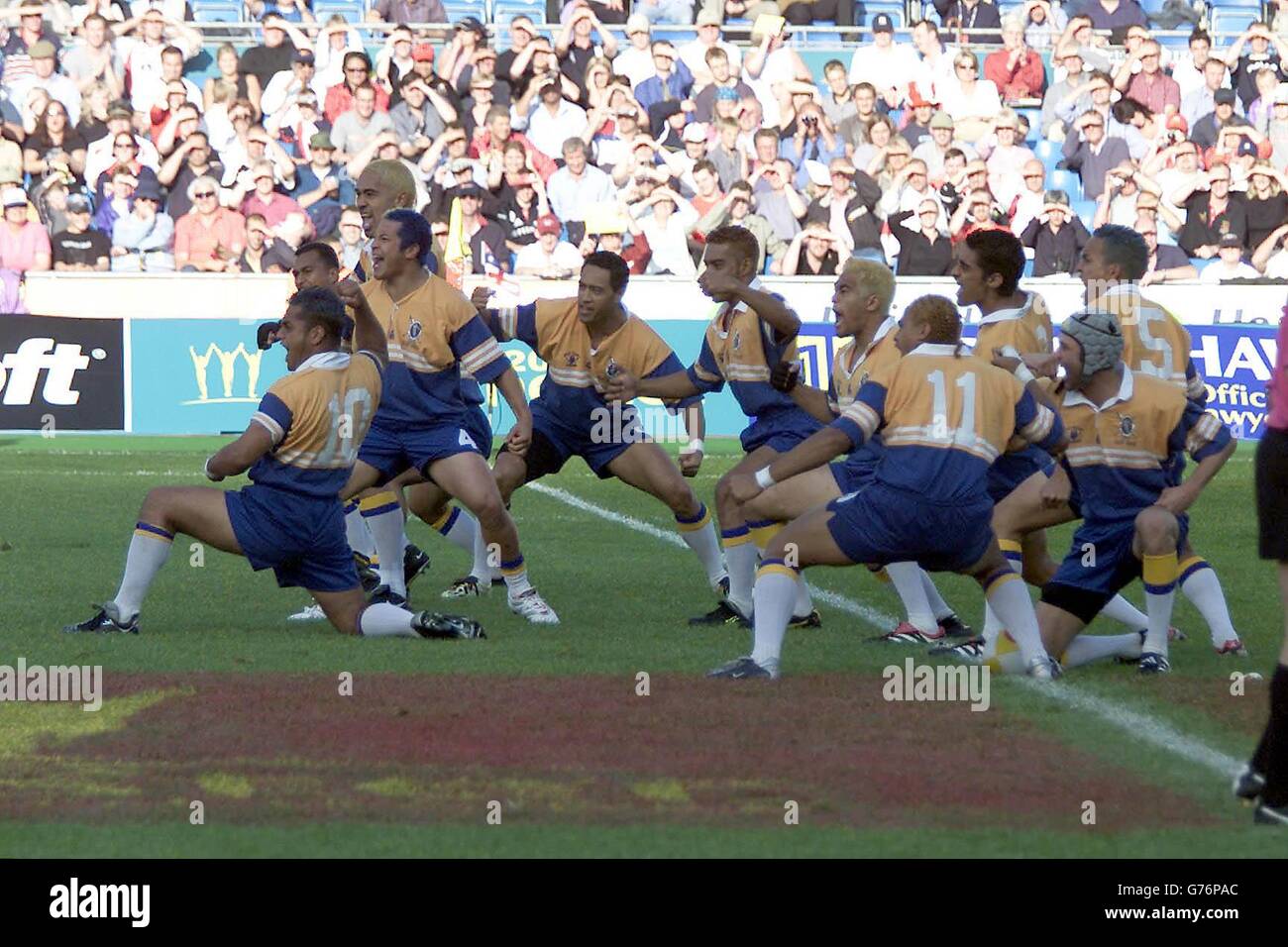 I oppositori scozzesi Niue sono. Eseguite un 'Haka' prima di una partita in piscina al Rugby 7's ai Giochi del Commonwealth 2002 a Manchester. Foto Stock