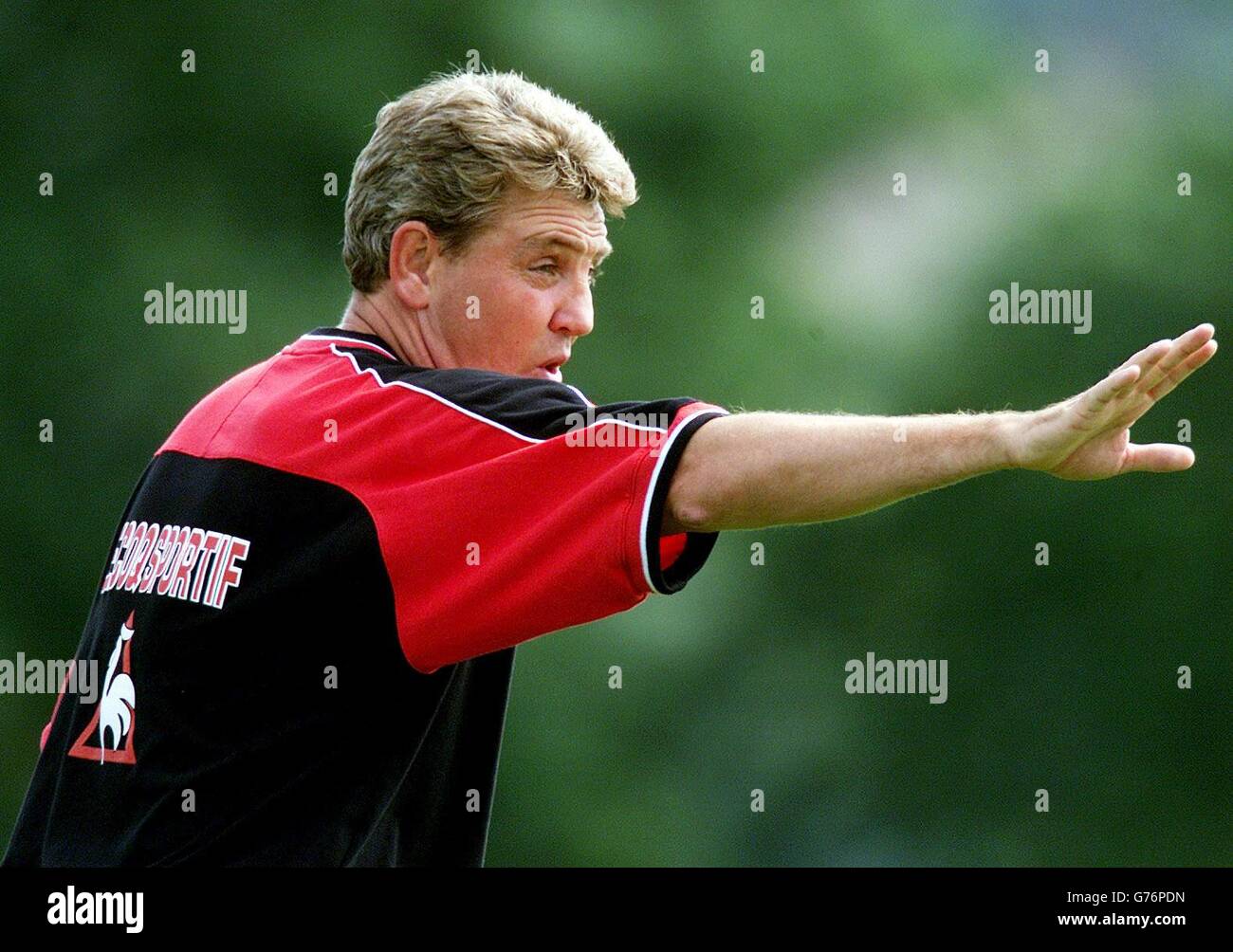 Il responsabile della città di Birmingham Steve Bruce urla le istruzioni ai suoi giocatori durante l'allenamento a Birmingham City, Wast Hill Training Ground, Birmingham. Birmingham gioca la loro prima partita nel volo più importante contro l'arsenale dei campioni della Premiership ad Highbury la domenica. Foto Stock