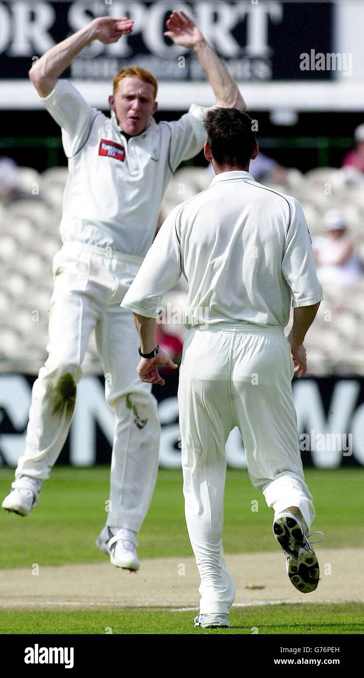 Gioia per il bowler dello Yorkshire Steve Kirby come ha pulito le ciotole Lancashire battitore Mark Chilton per 16 al Lancashire contro Yorkshire, Frazzell County Championship Division 1, Old Trafford, Manchester. Foto Stock