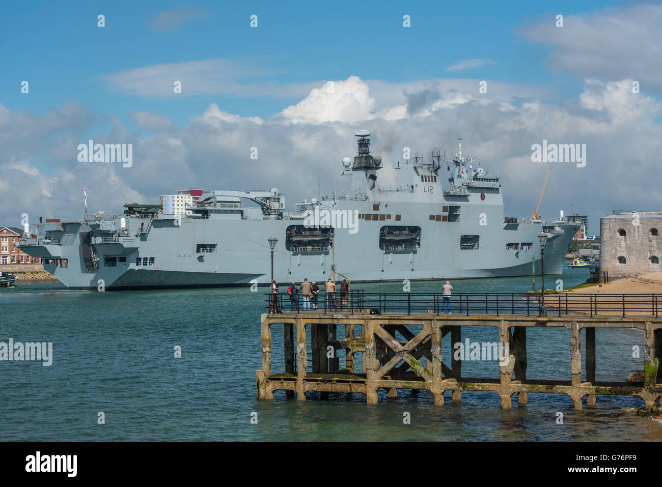 HMS Ocean (L12) entrando in Portsmouth Porto. Foto Stock