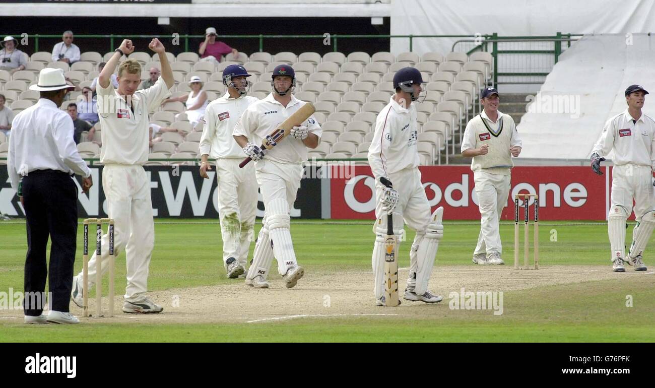 Richard Dawson (a sinistra), spin bowler dello Yorkshire, alza le braccia in trionfo dopo aver ottenuto il Lancashire's Wood e aver segnalato la prima vittoria della stagione del campionato dello Yorkshire nella prima partita della Frizzell County Championship Division a Old Trafford, Manchester. Foto Stock