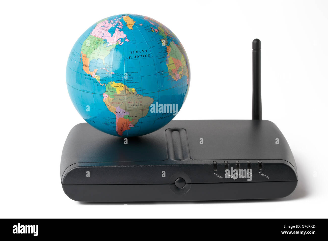 Globo terrestre oltre un router nero isolato su sfondo bianco Foto Stock