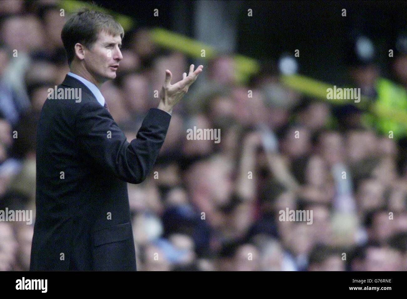 Il manager di West Ham United Glenn Roeder esorta il suo team contro Tottenham Hotspur durante la partita di premiership fa Barclaycard al White Hart Lane Ground di Tottenham a Londra. Foto Stock