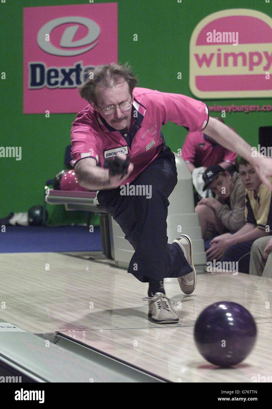 Il britannico Richard Hood partecipa al torneo di bowling World Tenpin Masters a Dagenham, Essex. Il Medalista d'argento dei giochi del Commonwealth ha perso la partita contro Tom Mack degli Stati Uniti. Foto Stock