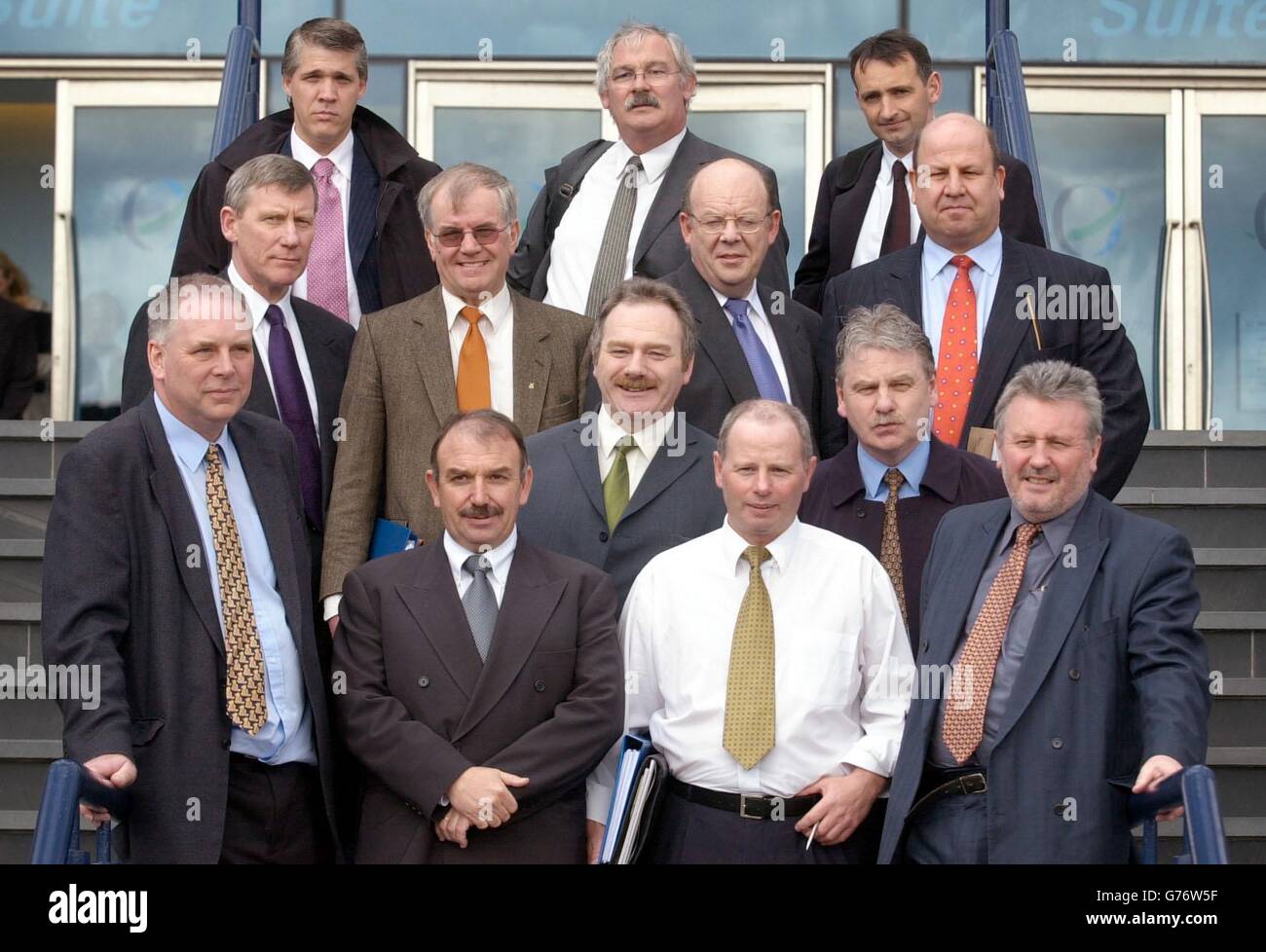 Rappresentanti dei Premier League Club scozzesi, esclusa la vecchia società, si levano fuori a seguito di un incontro in cui hanno dato la loro dimissione dalla lega, ad Hampden Park a Glasgow. * Back row, l-r: - David Heath (Kilmarnock), Jim Leishman (Livingston), Pat Nevin (Motherwell). Riga centrale l-r: - Ian Dewar (St Johnstone), Gibby Haggart (Dundee Utd), Stewart Fraser (Hearts), Keith Wyness (Aberdeen). Terza fila l-r: - John Yorkston (Dunfermline), Rod Petrie (Hibs), Bill Costley (Kilmarnock, (prima fila L-R) - Peter Marr (Dundee), Stewart Milne (Aberdeen) e Chris Robinson (Hearts). Foto Stock