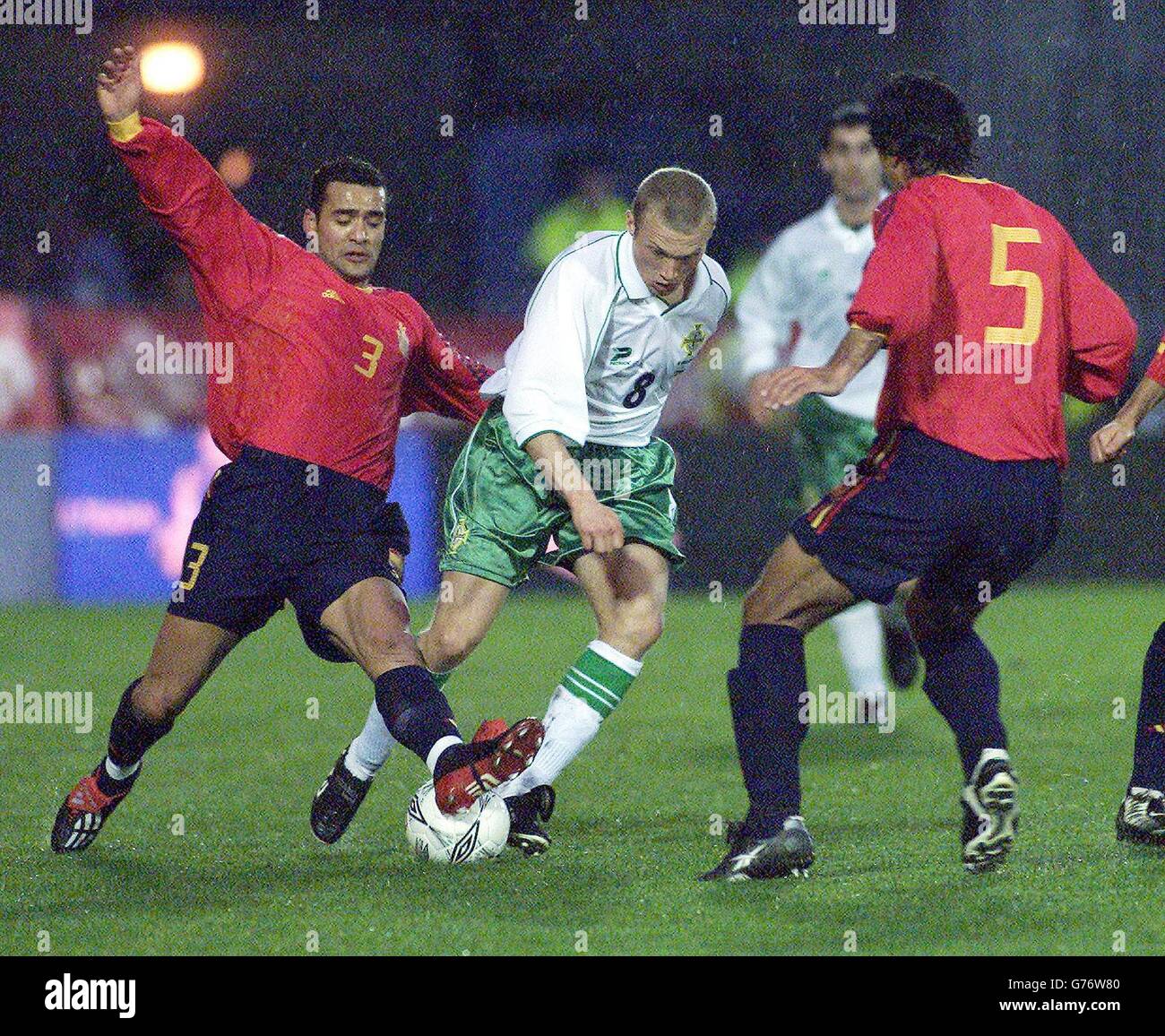 Warren Feeney (C) dell'Irlanda del Nord oltrepassa i difensori spagnoli Juan Fran Garcia (L) e Miguel Angel Nadal Javier durante l'amichevole incontro internazionale a Windsor Park, Belfast, Irlanda del Nord. Foto Stock