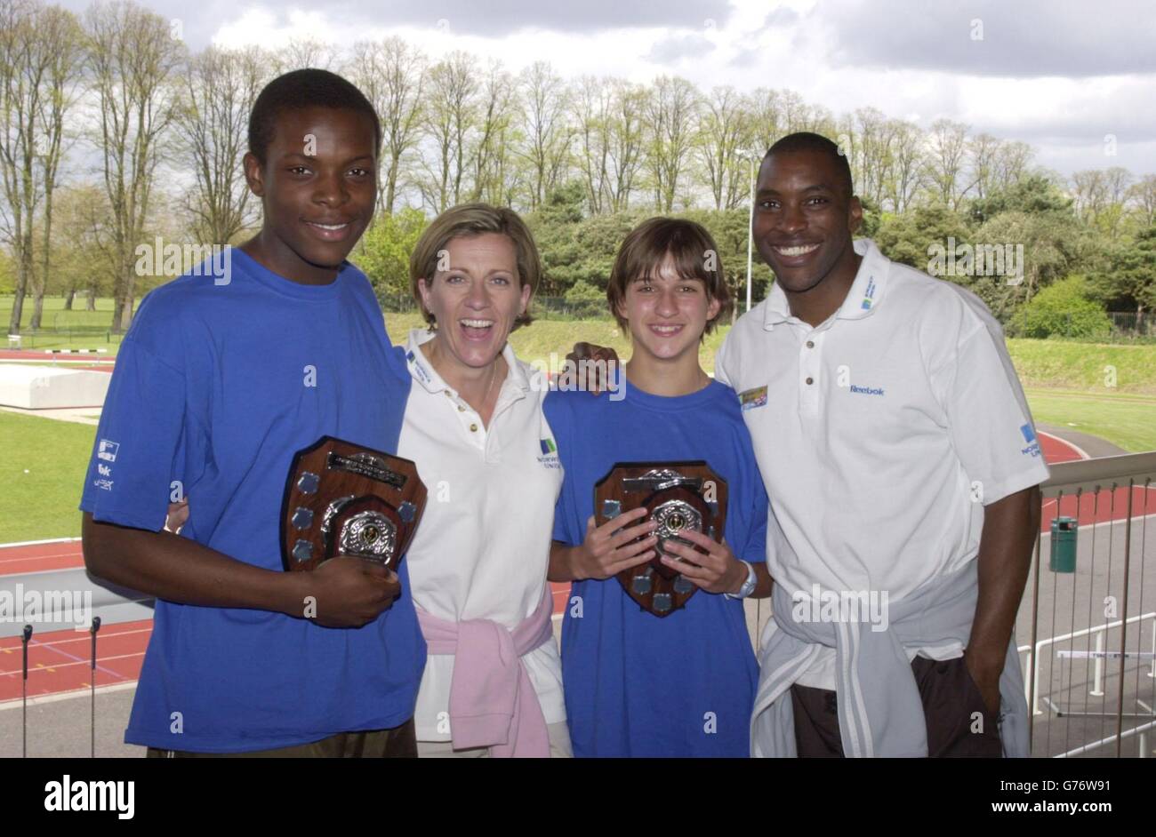 (l-r) "Search for a Star" di Norwich Union Under 15 Boy's Winner Cinedum Onuoha festeggia con l'ex atleta britannico Sally Gunnell, l'Under 15 Girl Winner Emma Strachan e la corridore inglese Mark Richardson, a Thames Valley Athletics Center di Eton. Dodici dei migliori atleti sotto i 15 di tutto il paese si sono riuniti oggi alla Thames Valley per gareggiare per un nuovo premio che mira a identificare i medalisti d'oro del futuro. Foto Stock