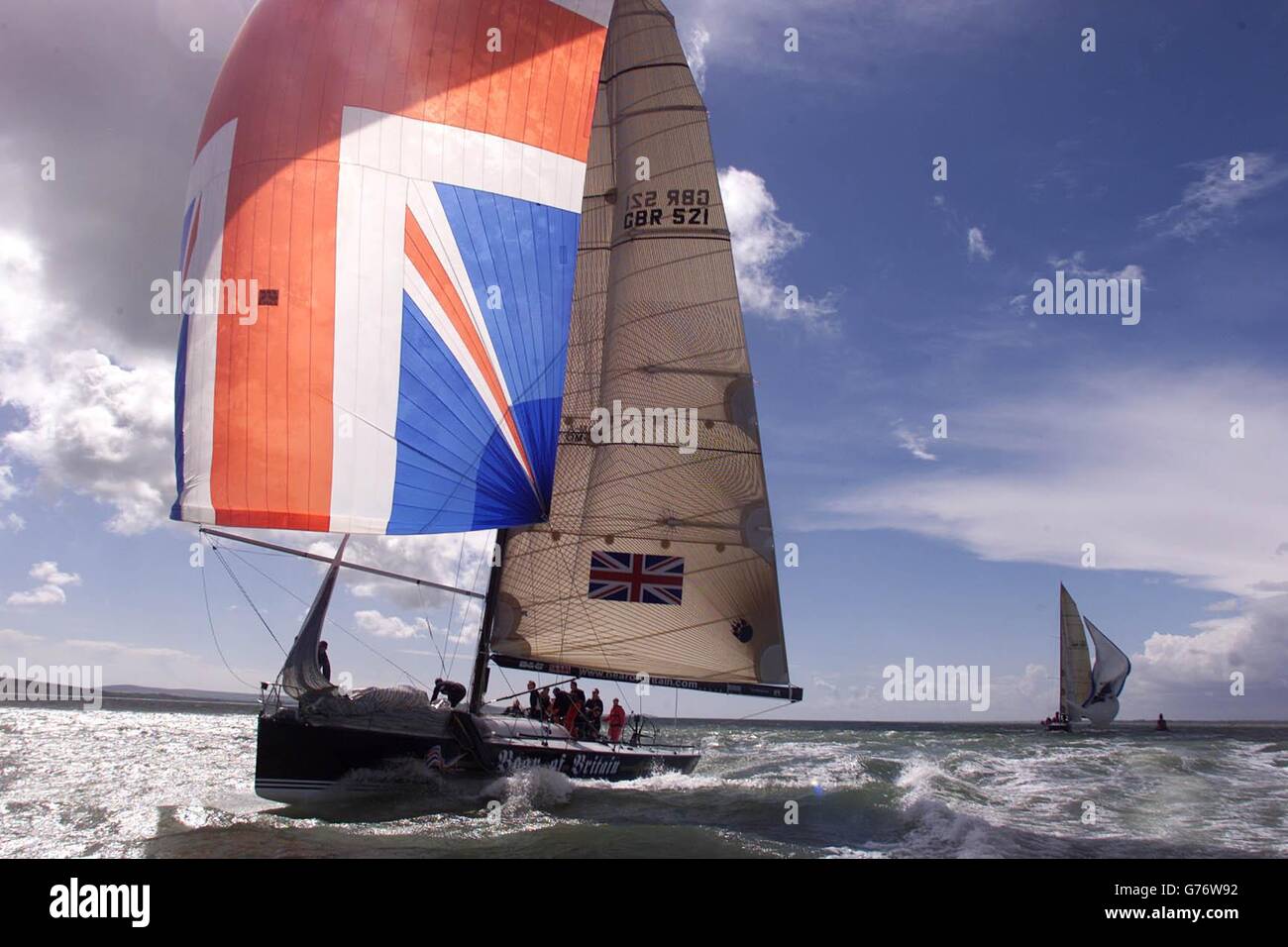 Il team America's Cup Challenge si occupa delle proprie abilità di gara nella Solent Off Cowes. Il nuovo yacht Wight Lightening del team sarà spedito ad Auckland, Nuova Zelanda la prossima settimana in preparazione della più antica competizione velica del mondo. E' la prima imbarcazione moderna di Classe Coppa America ad essere costruita in Inghilterra e la prima entrata britannica nel concorso dal 1987. Foto Stock