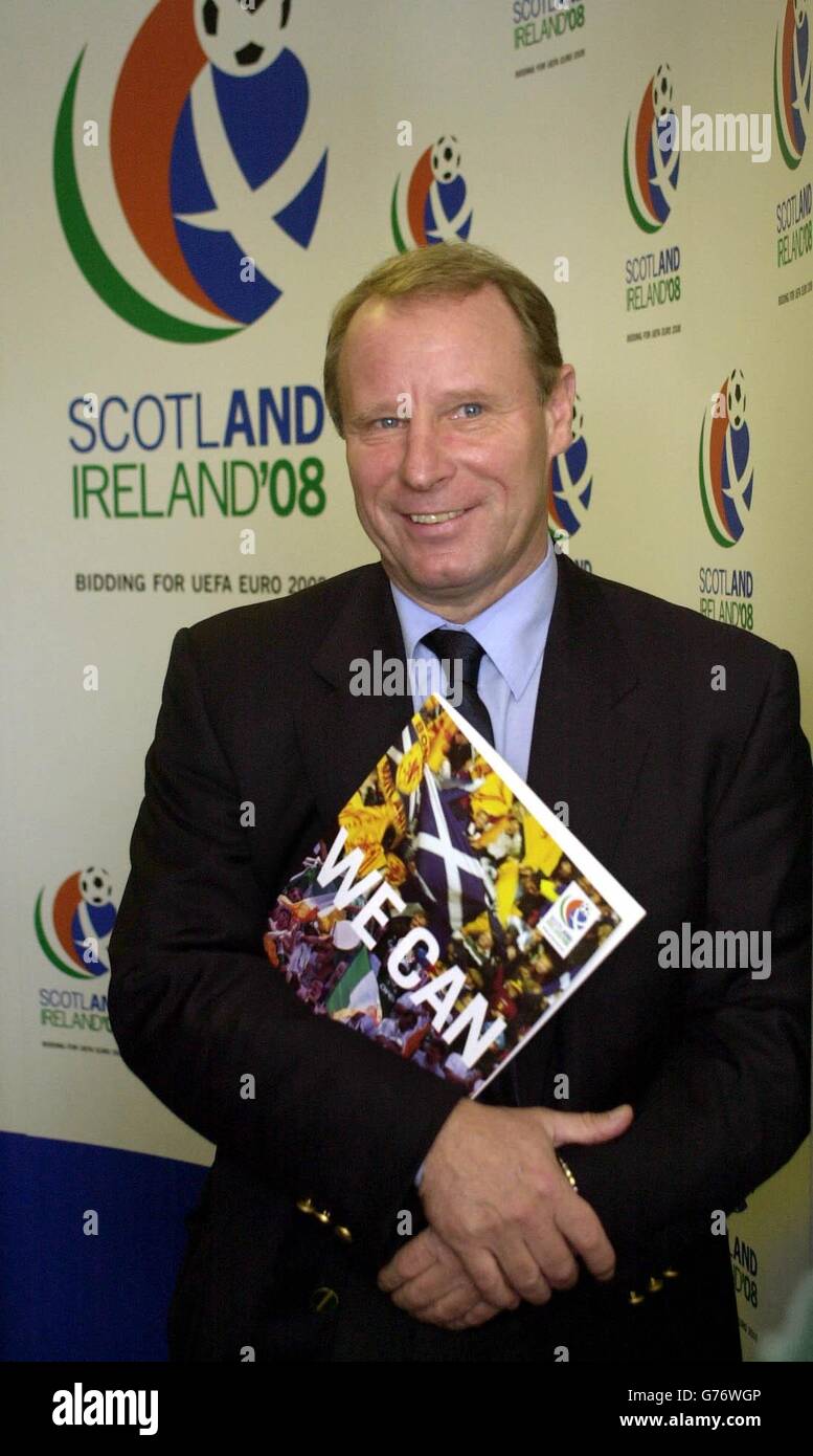 Scozia`s allenatore di calcio Berti Vogt al lancio del nuovo logo per l'offerta euro 2008 Scozia-Irlanda presentata all'aeroporto di Edimburgo. * subito dopo il lancio di Edimburgo, il primo ministro scozzese McConnell stava volando a Stoccolma con il ministro dello sport Mike Watson per fare il caso, insieme al ministro dello sport irlandese James McDaid, per un'offerta congiunta da parte dei due paesi. Foto Stock