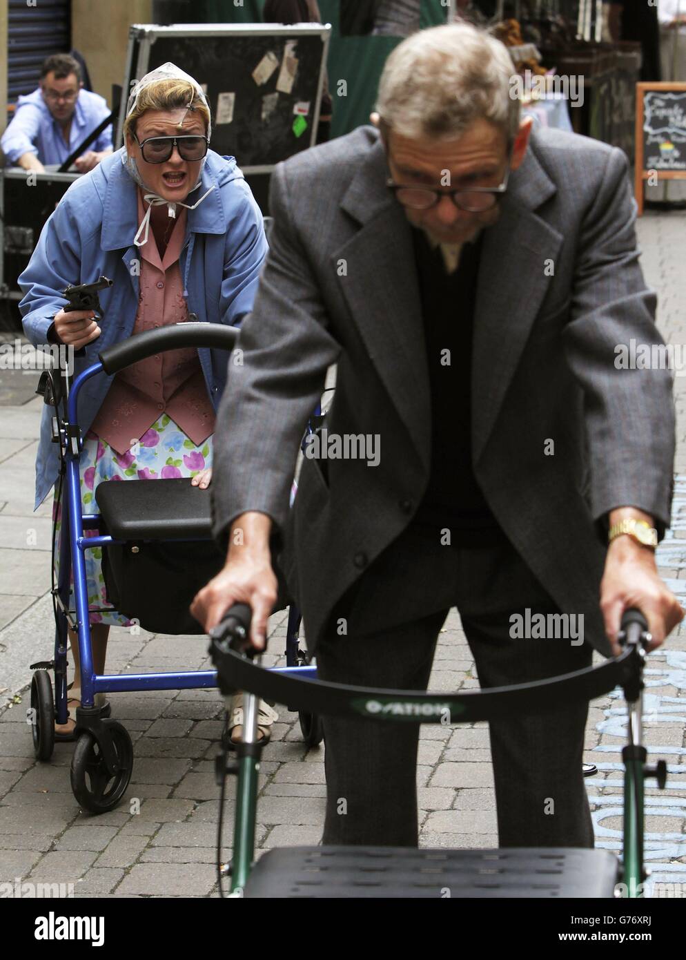 Artisti (da sinistra) Sylvia o'Brien come 'la donna torrita' e Dan Reardon come 'Eddie', durante una performance di 'Drive by Shooting', una delle cinque nuove opere brevi ispirate da episodi delle strade di Dublino. Foto Stock