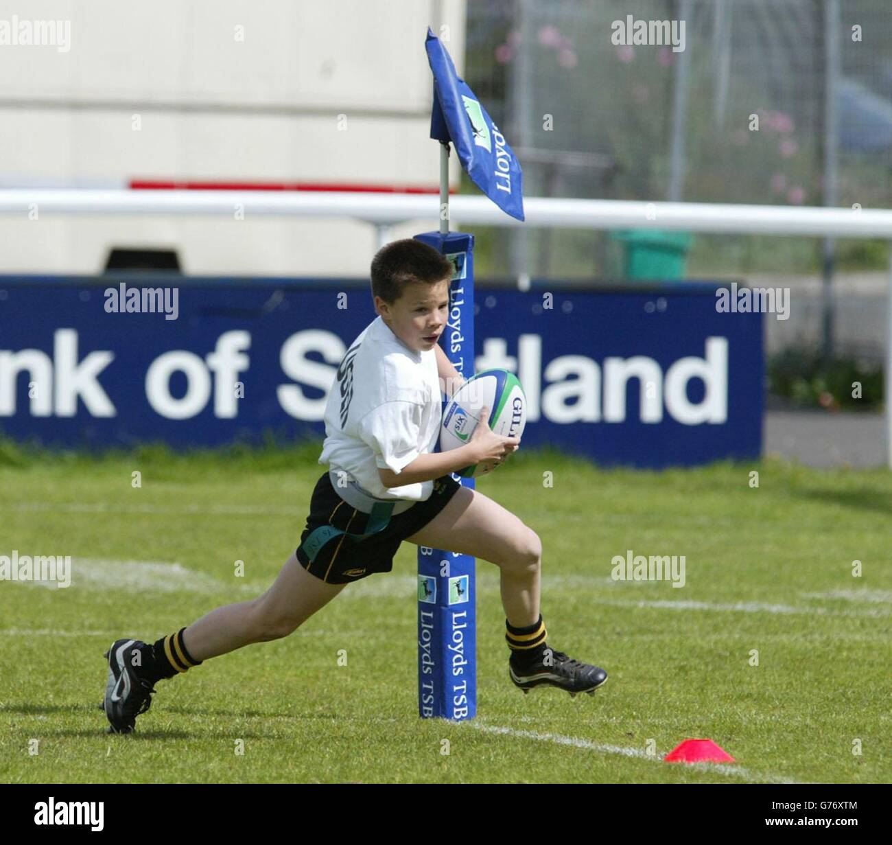 Una prova è segnata al Lloyds TSB Family Rugby Day, nella casa di Harlequins, lo Stoop, vicino a Twickenham. Questo evento fa parte del sostegno al club rugby di Lloyds TSB. Foto Stock