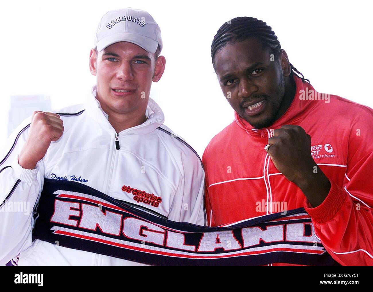 I pugili Mark Krence (L) di Chesterfield, Derbyshire, e Audley Harrison di Londra, posano per la stampa mentre si preparano a combattere all'Excel Arena, Docklands, East London. Foto Stock