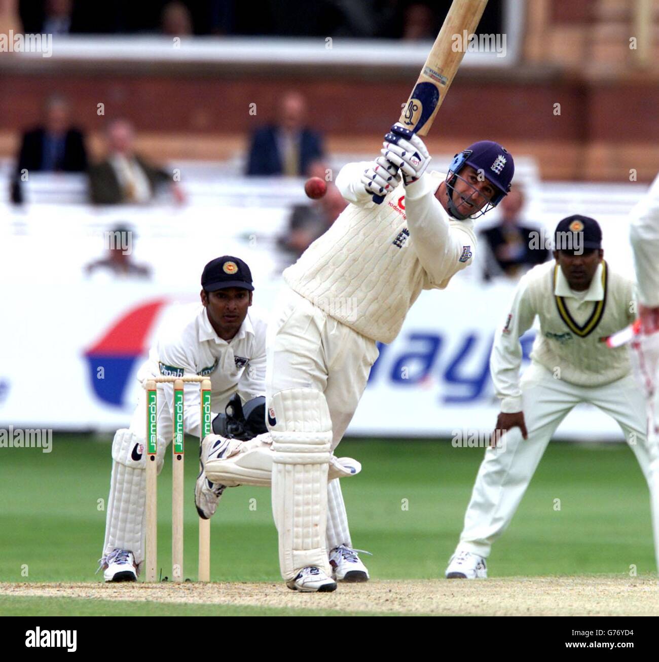 Graham Thorpe in Inghilterra è uscito per il 65 durante il quinto giorno del primo test match di nPower a Lords. Foto Stock