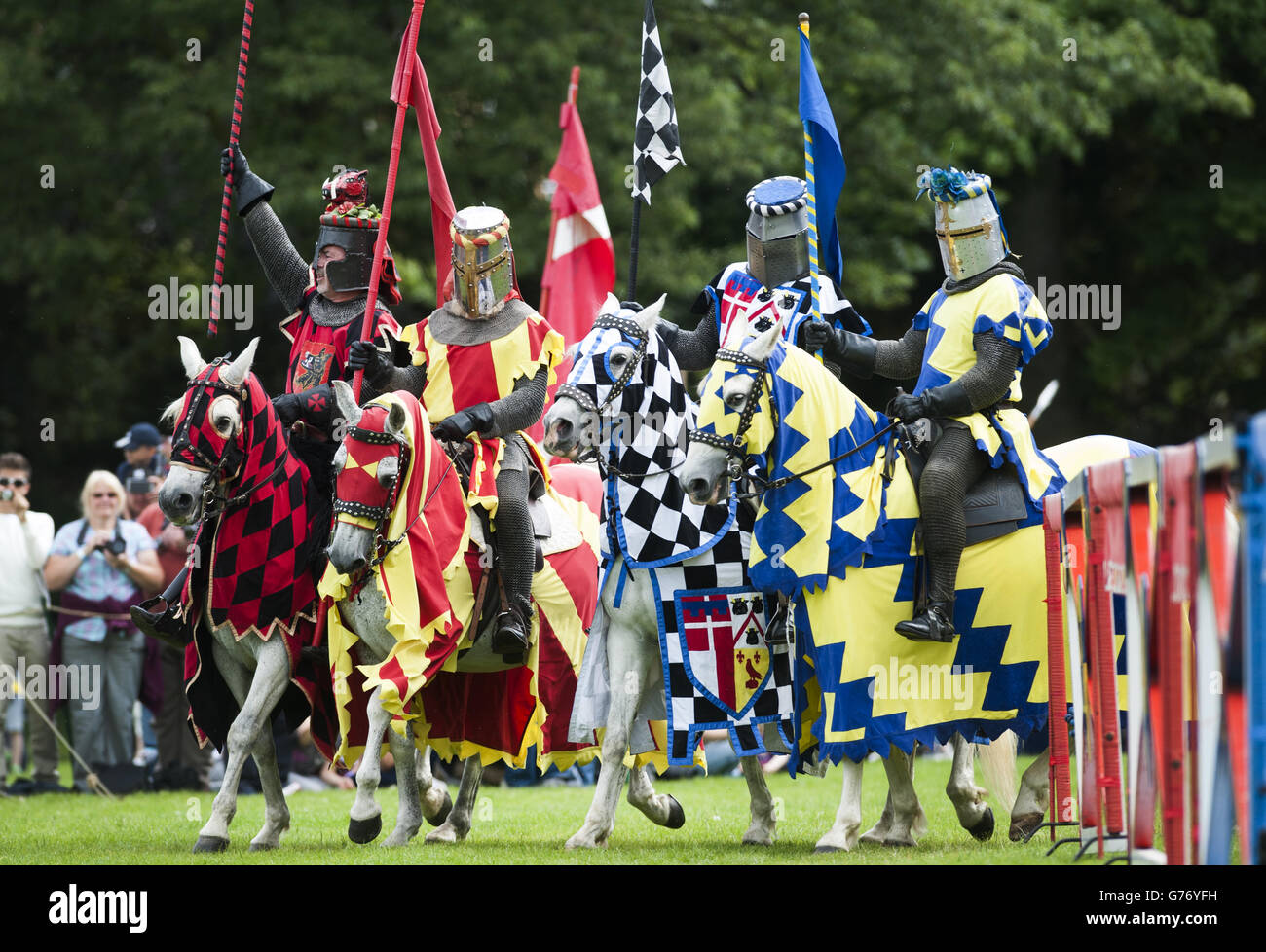 I Cavalieri a cavallo prendono parte a un torneo di giostre medievale annuale per essere incoronati campione al Palazzo di Linlithgow, Linlithgow, West Lothian, Scozia. Foto Stock