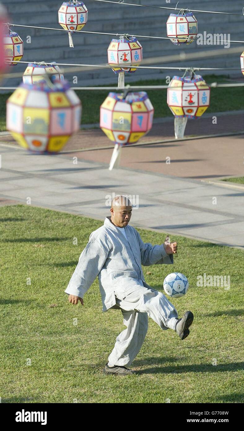 Sung Gong che è il monaco capo del tempio Ya Kchen SA a Jeju, Corea del Sud, che dice che avrebbe pregato per l'idoneità di David Beckham e per l'Inghilterra per vincere la Coppa del mondo. Foto Stock
