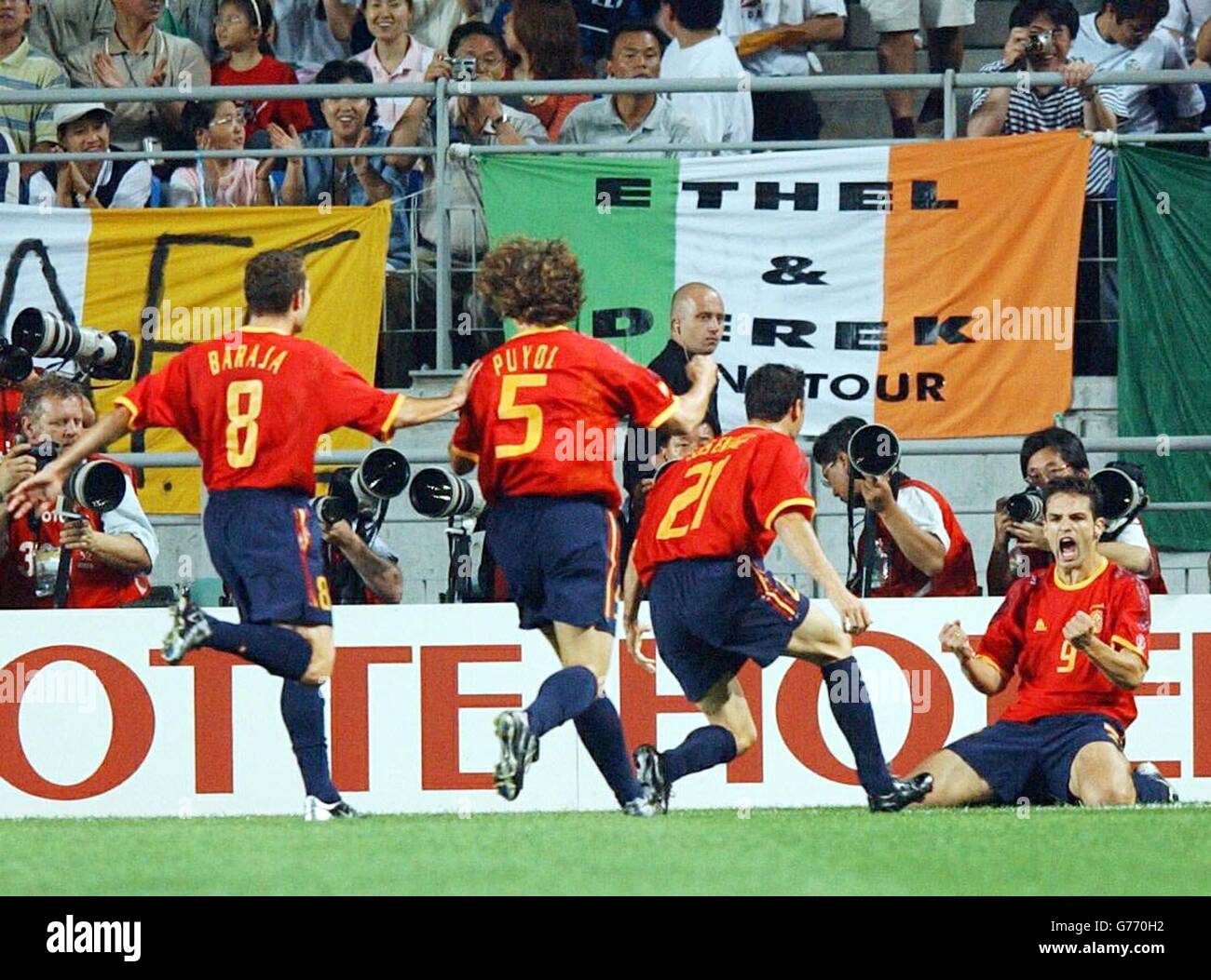 Il spagnolo Fernando Morientes (a destra) festeggia con i compagni di squadra dopo il suo obiettivo contro l'Irlanda durante la seconda partita di Coppa del mondo tra Spagna e Repubblica d'Irlanda a Suwon, Corea del Sud. Foto Stock