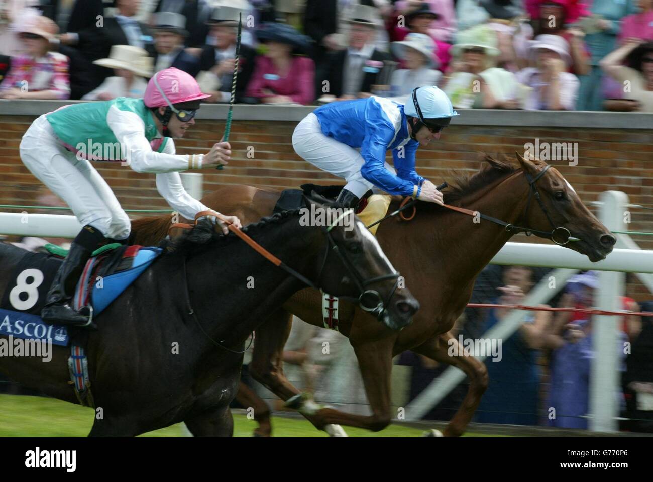 No 6 Nessuna scusa necessaria ridden da John Murtagh (blu+bianco) batte no 8 Tillerman ridden da Richard Hughes nella regina Anne Stakes il primo giorno di Royal Ascot. Foto Stock