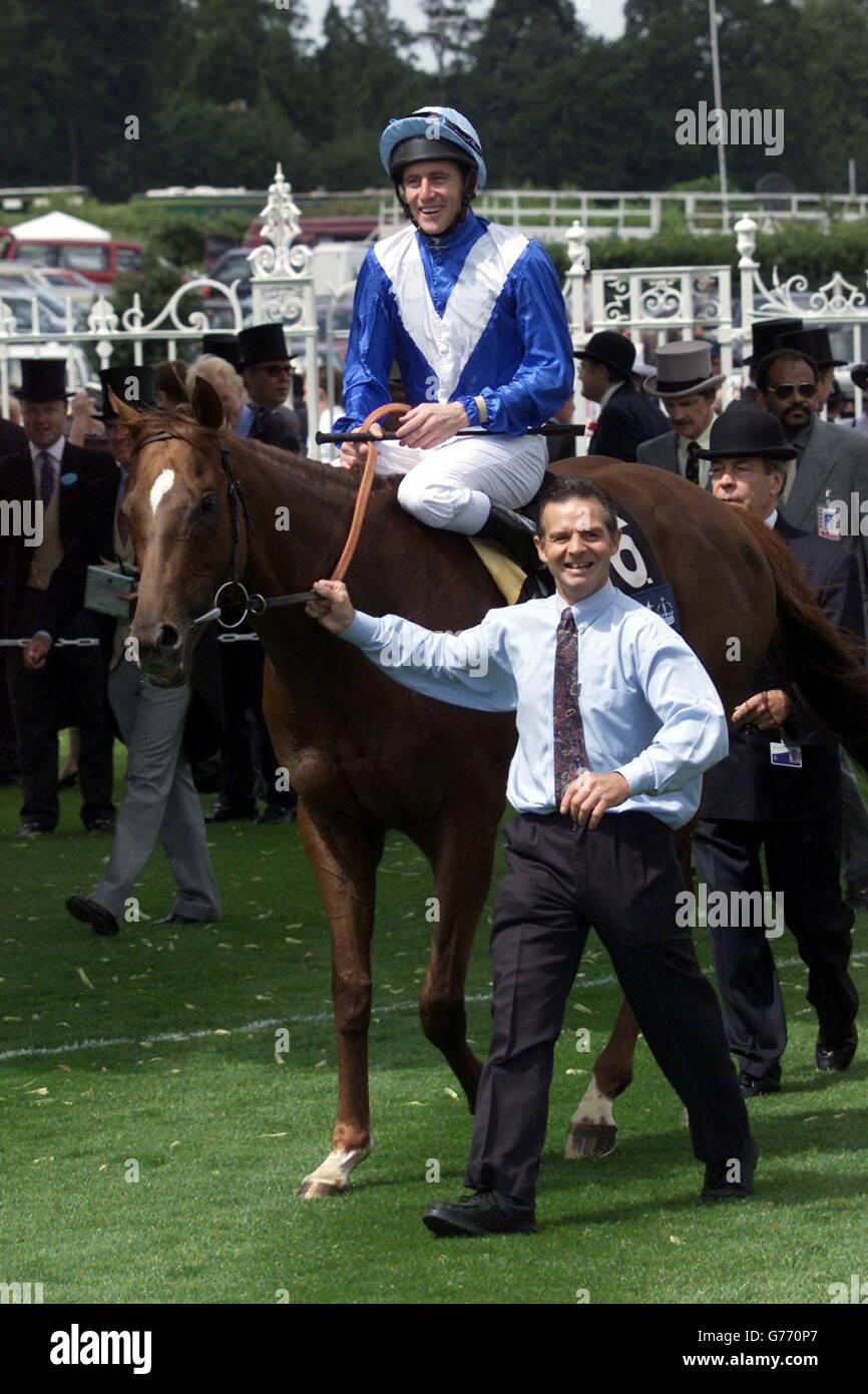 No 6 non ci sono scuse necessarie cavalcate da John Murtagh, che ha vinto la regina Anne Stakes il primo giorno di Ascot reale. Foto Stock