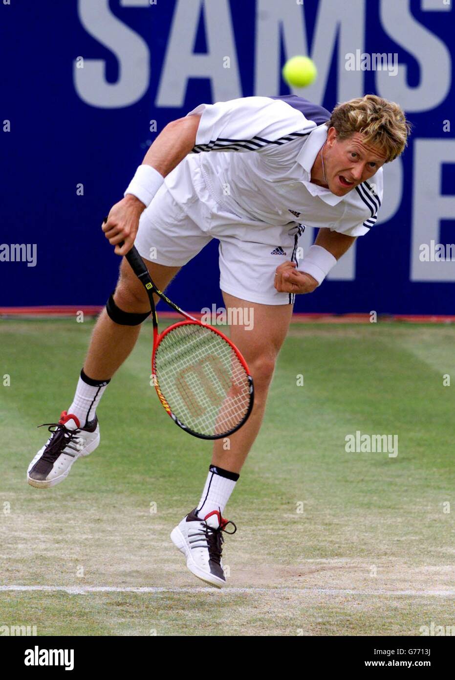 Jonas Bjorkman, svedese, serve durante la pioggia ritardata gioco semifinale Con Greg Rusedski in Gran Bretagna nel Samsung Open AT Nottingham Foto Stock