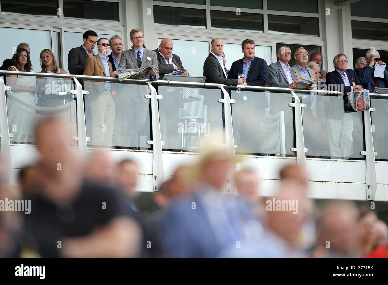 Corse ippiche - Coral-Eclipse Raceday - Sandown Park. I Racegoers godono della loro vista da una posizione di balcone al Sandown Park Foto Stock