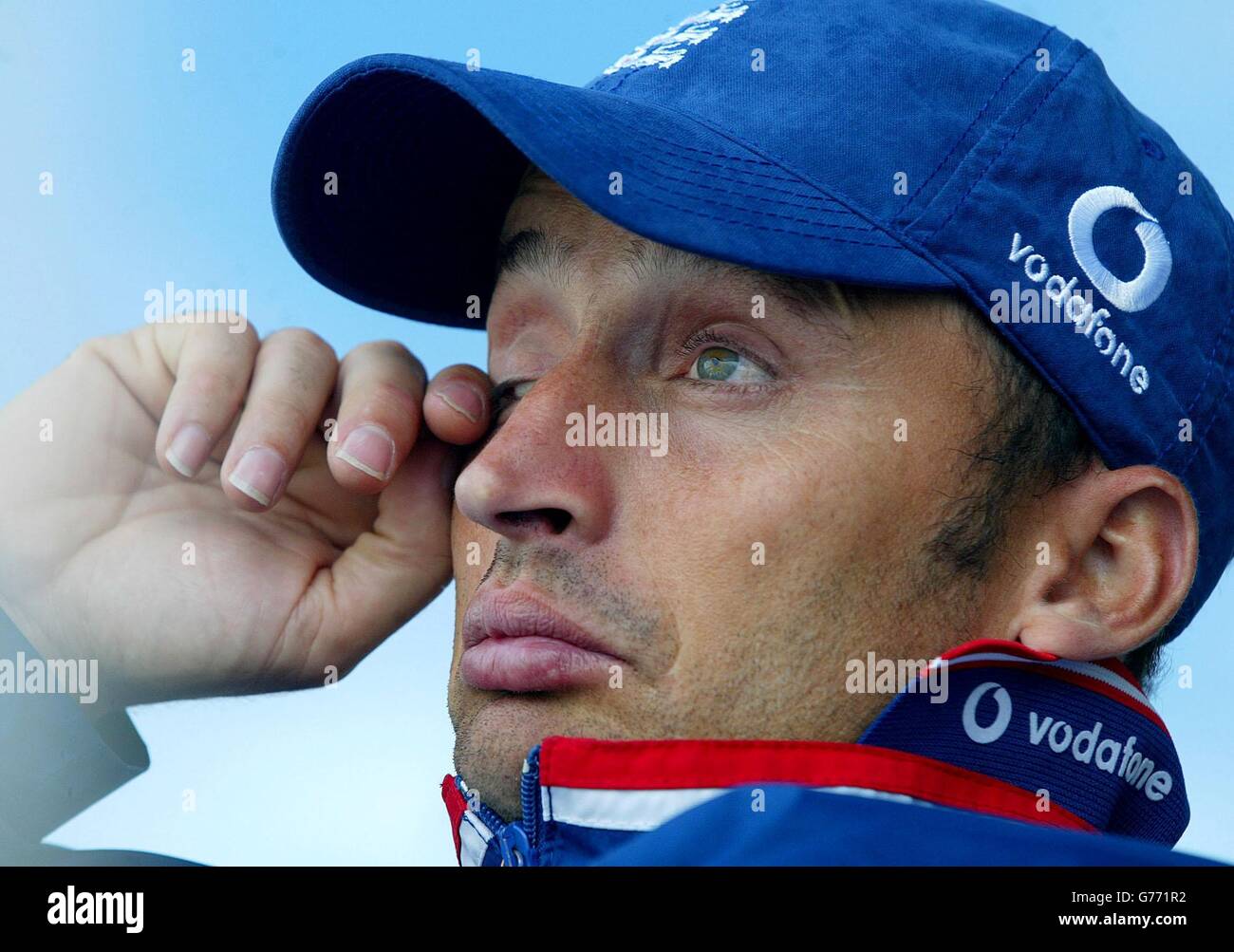 Inghilterra il capitano Nasser Hussain guarda il cielo prima dell'inizio della quarta partita della NatWest Series contro lo Sri Lanka a Headingley, Leeds. * l'Inghilterra e lo Sri Lanka sono stati tenuti in attesa da forti piogge che hanno impedito un rapido inizio alla partita della NatWest Series a Headingley. Le speranze di Darren Gough di tornare dopo la sua lesione al ginocchio in Inghilterra colori sulla sua terra di casa sono state quindi messe anche in attesa. Vedere Foto Stock